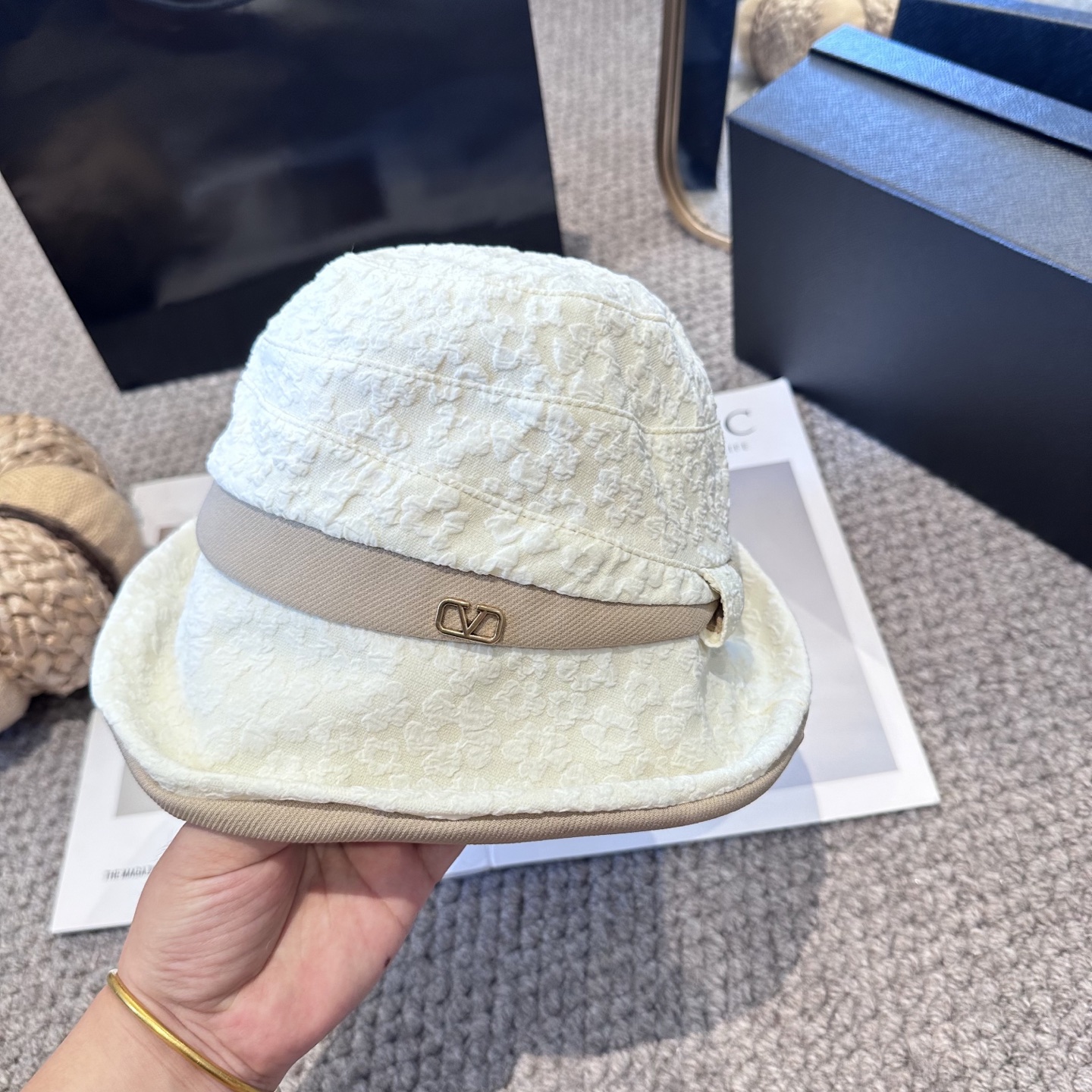  Valentino华伦天奴 新款渔夫帽
工艺设计感十足
拿捏气质，时髦精必入！