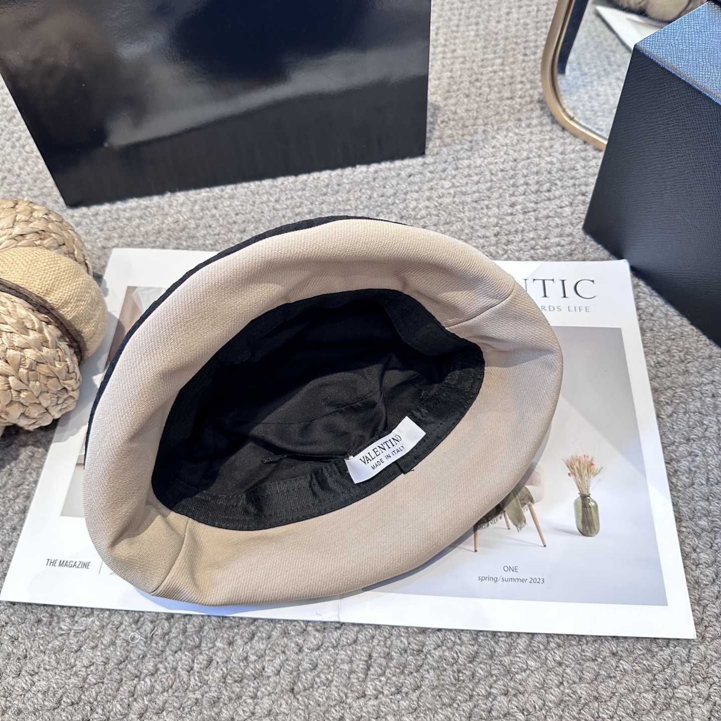  Valentino华伦天奴 新款渔夫帽
工艺设计感十足
拿捏气质，时髦精必入！