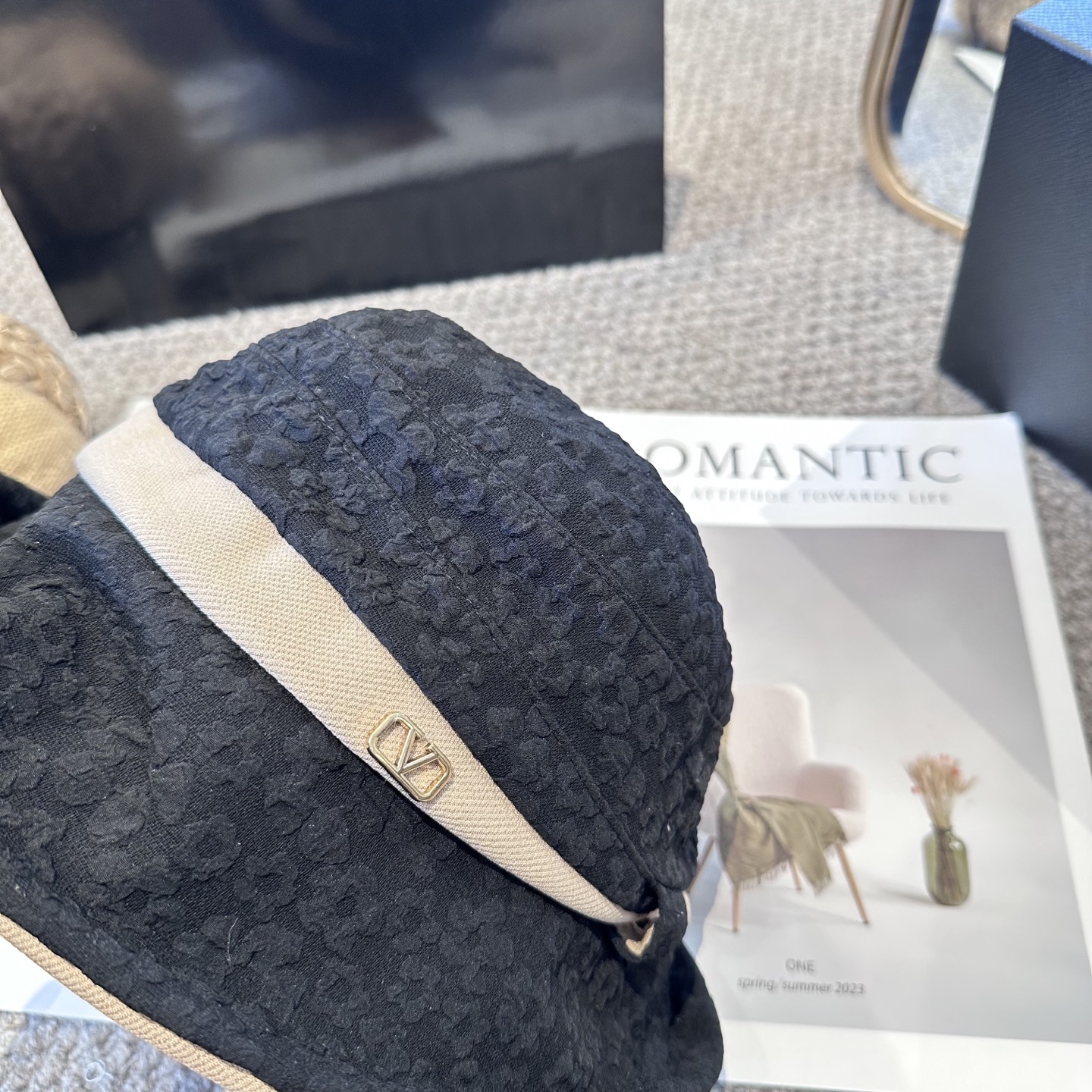  Valentino华伦天奴 新款渔夫帽
工艺设计感十足
拿捏气质，时髦精必入！