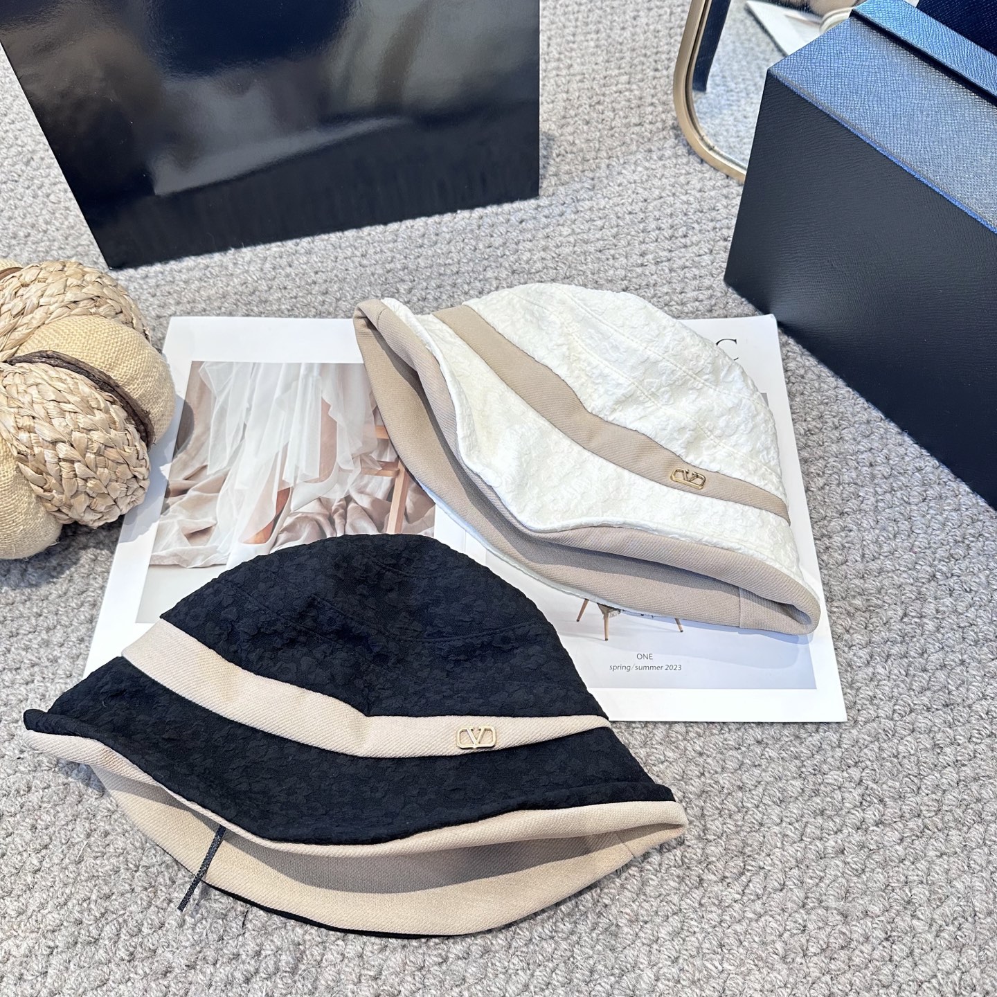  Valentino华伦天奴 新款渔夫帽
工艺设计感十足
拿捏气质，时髦精必入！