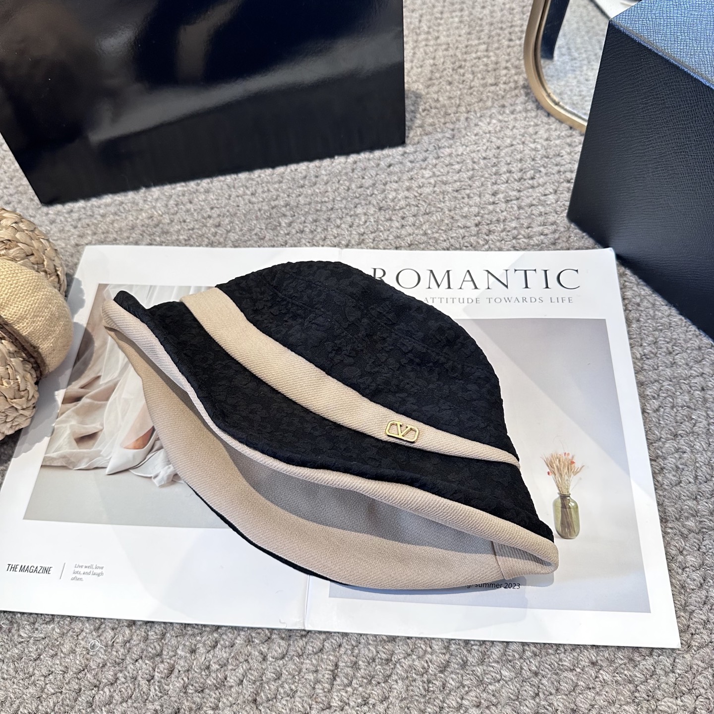  Valentino华伦天奴 新款渔夫帽
工艺设计感十足
拿捏气质，时髦精必入！