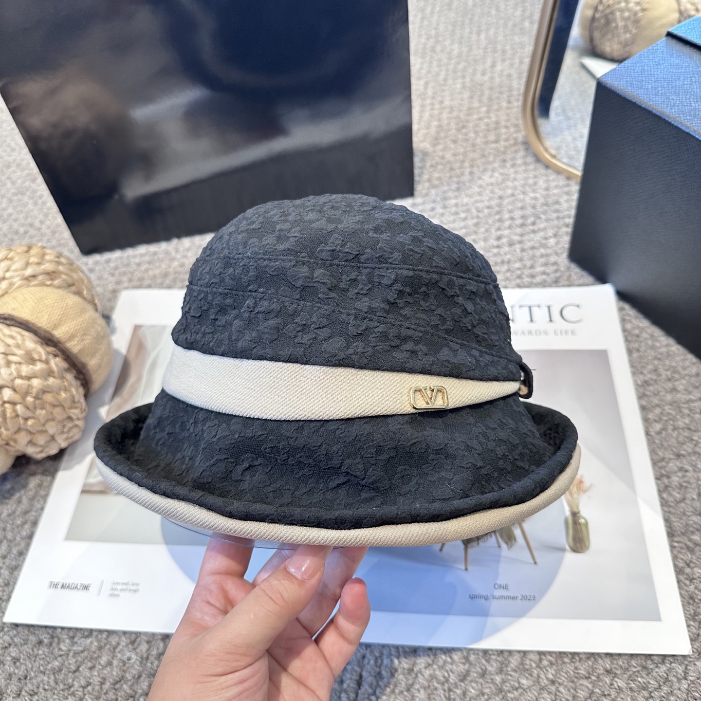  Valentino华伦天奴 新款渔夫帽
工艺设计感十足
拿捏气质，时髦精必入！