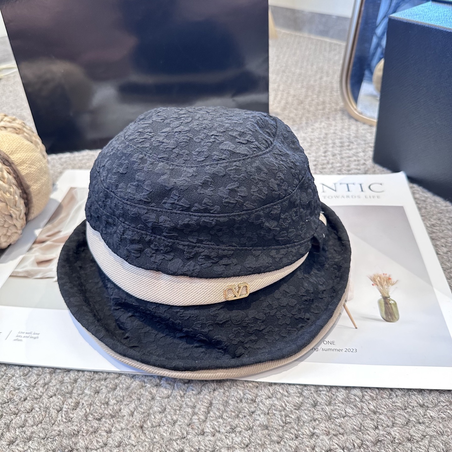  Valentino华伦天奴 新款渔夫帽
工艺设计感十足
拿捏气质，时髦精必入！