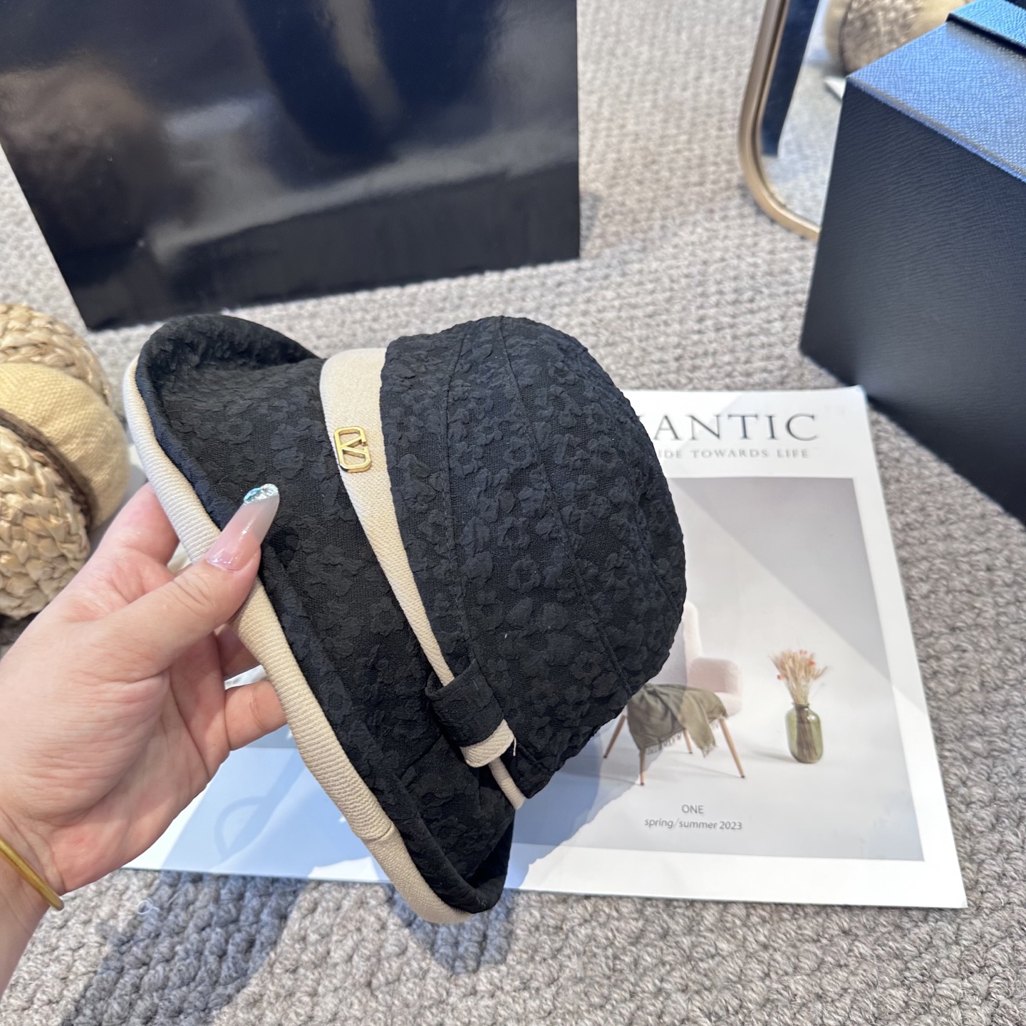  Valentino华伦天奴 新款渔夫帽
工艺设计感十足
拿捏气质，时髦精必入！