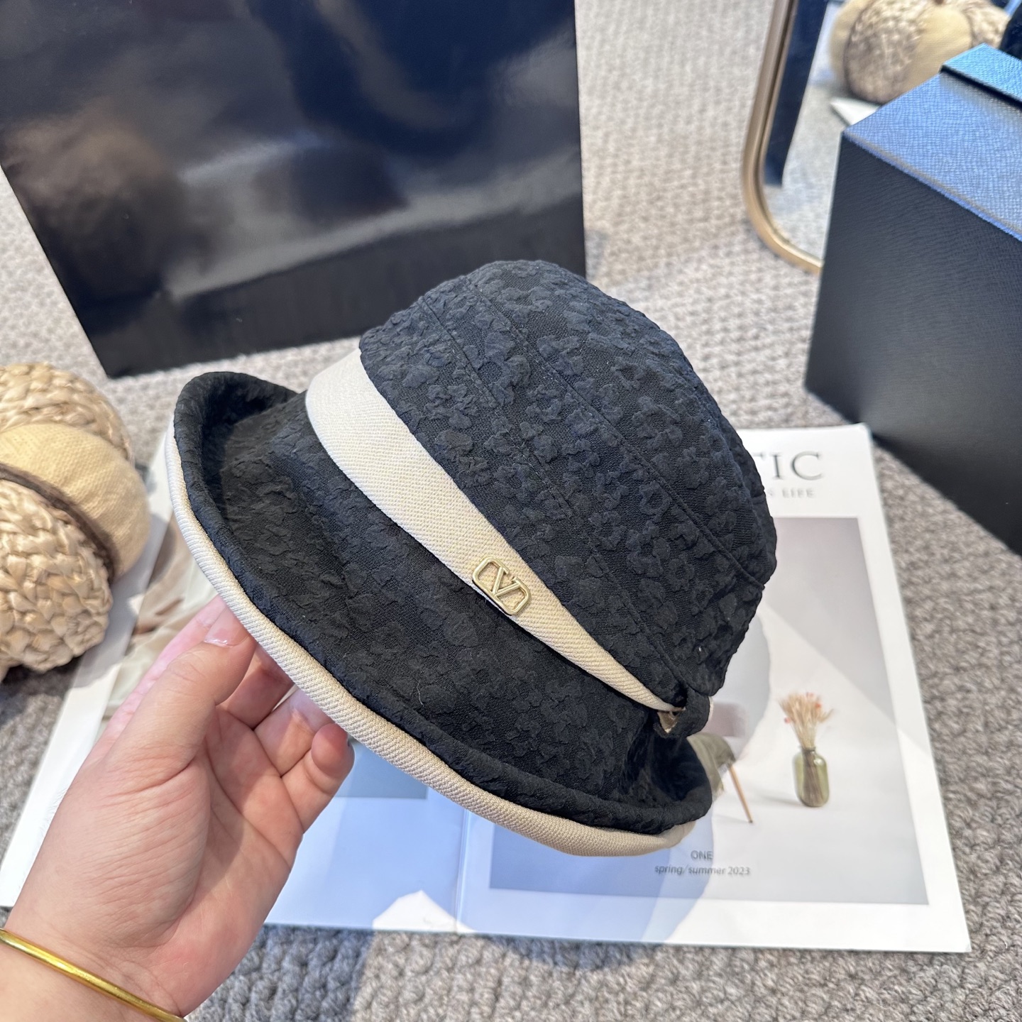  Valentino华伦天奴 新款渔夫帽
工艺设计感十足
拿捏气质，时髦精必入！