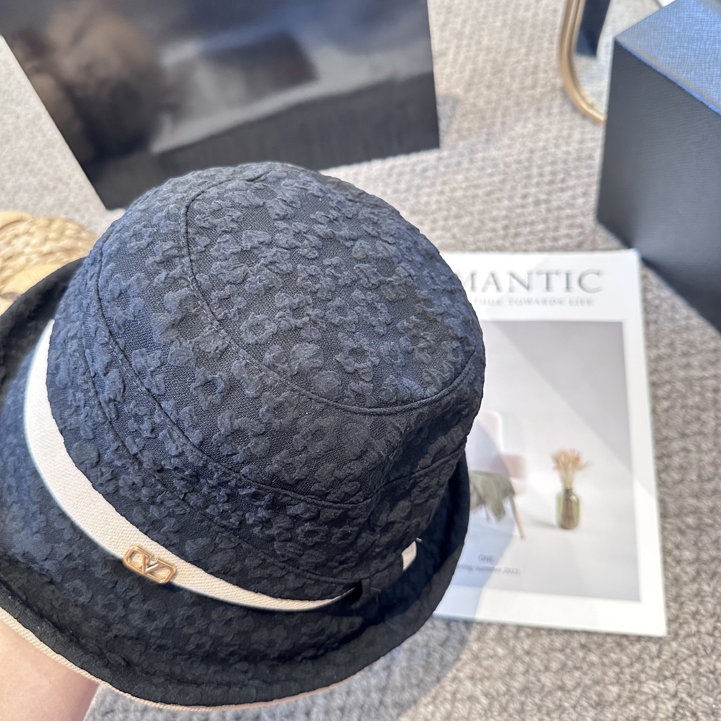  Valentino华伦天奴 新款渔夫帽
工艺设计感十足
拿捏气质，时髦精必入！