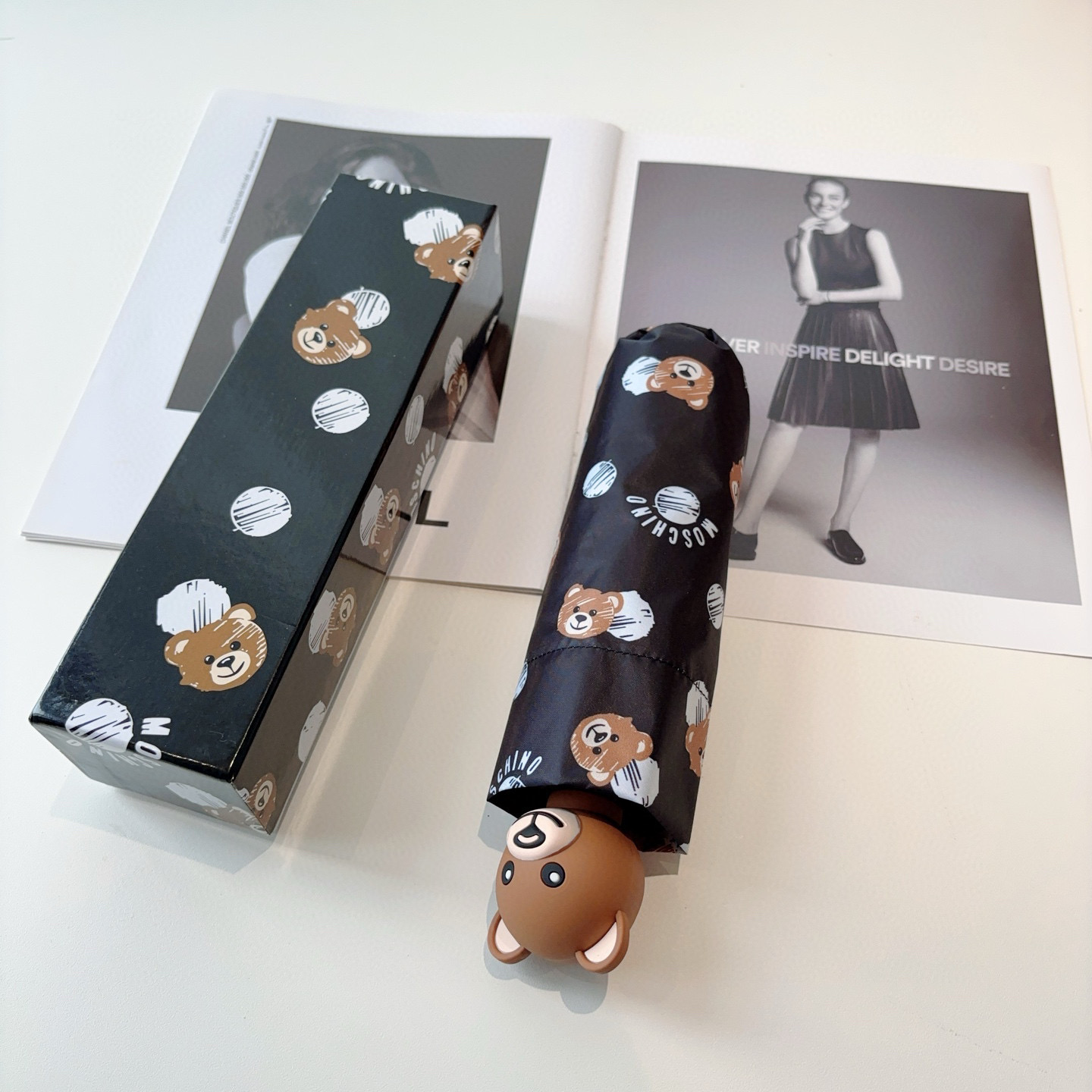 Moschino（莫斯奇诺）熊头柄 五折手开伞设计师Franco Moschino以自己的名字命名的一个