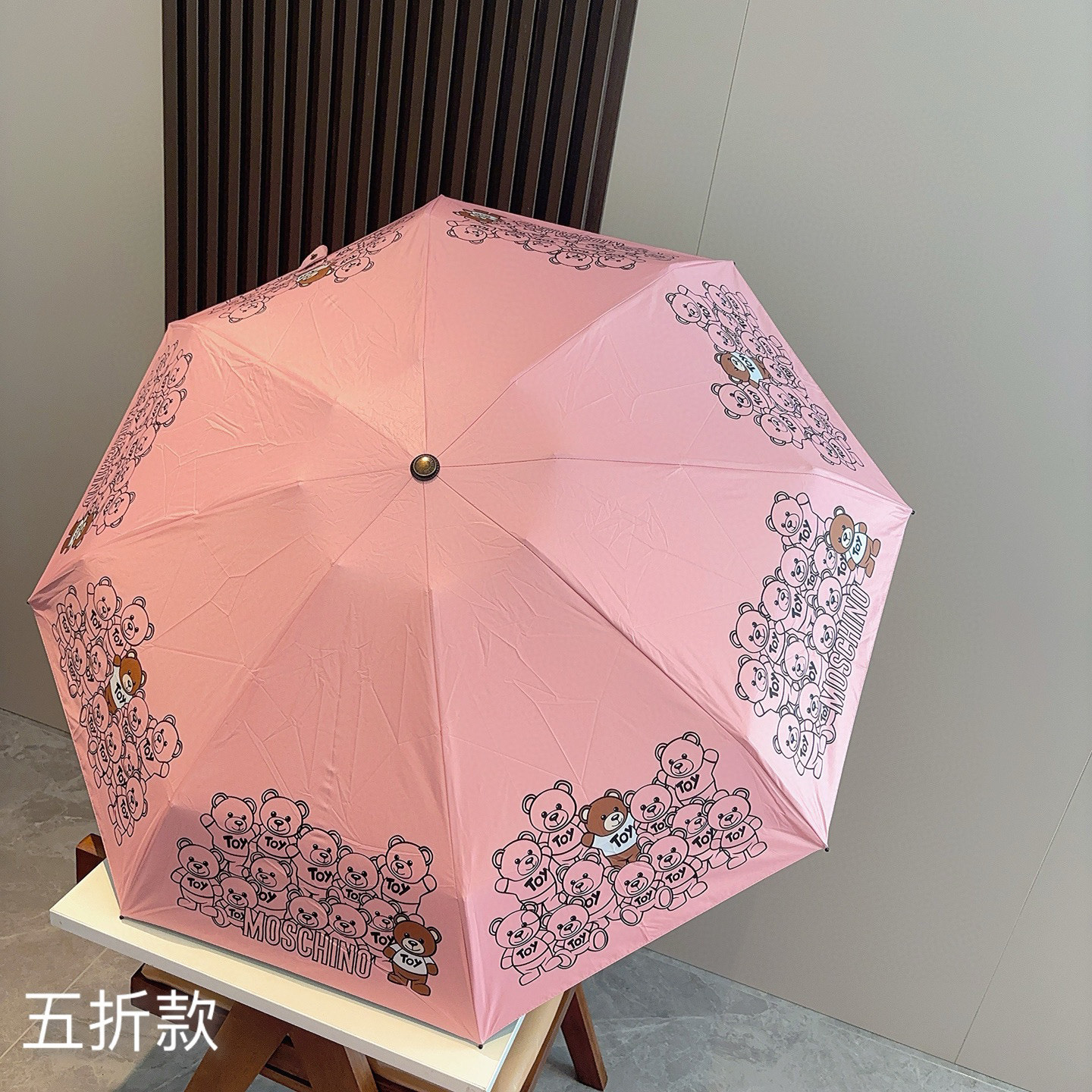 Moschino（莫斯奇诺）熊头柄 五折手开伞设计师Franco Moschino以自己的名字命名的一个