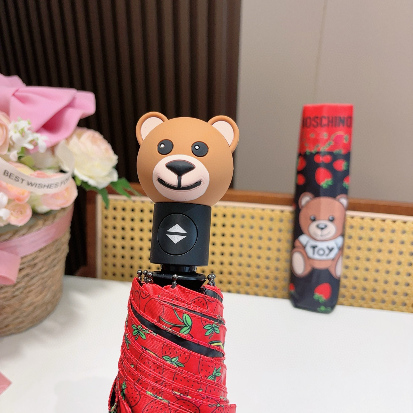 Moschino（莫斯奇诺）熊头柄 五折手开伞设计师Franco Moschino以自己的名字命名的一个