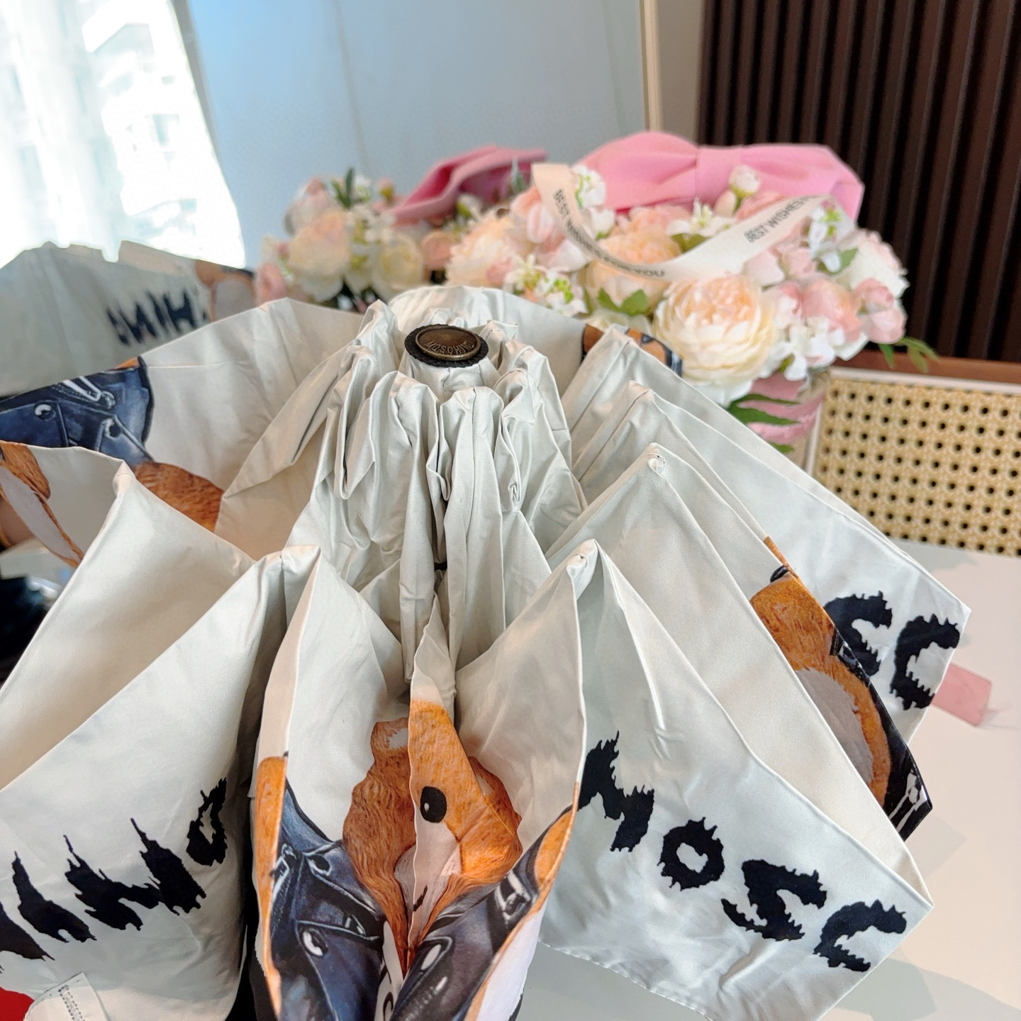 Moschino（莫斯奇诺）五折手开伞设计师Franco Moschino以自己的名字命名的一个意大利品