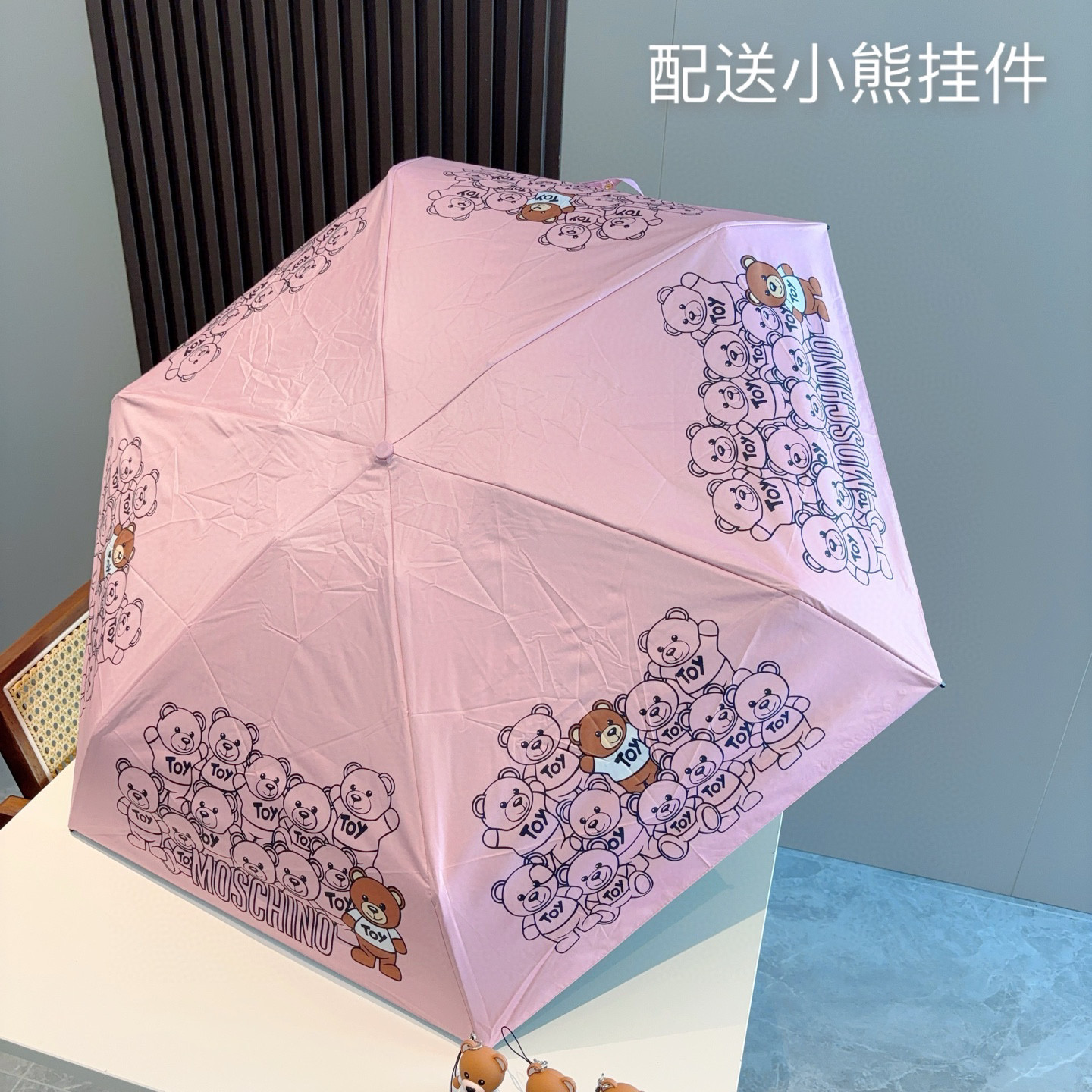  Moschino（莫斯奇诺）五折手开伞设计师Franco Moschino以自己的名字命名的一个意大利