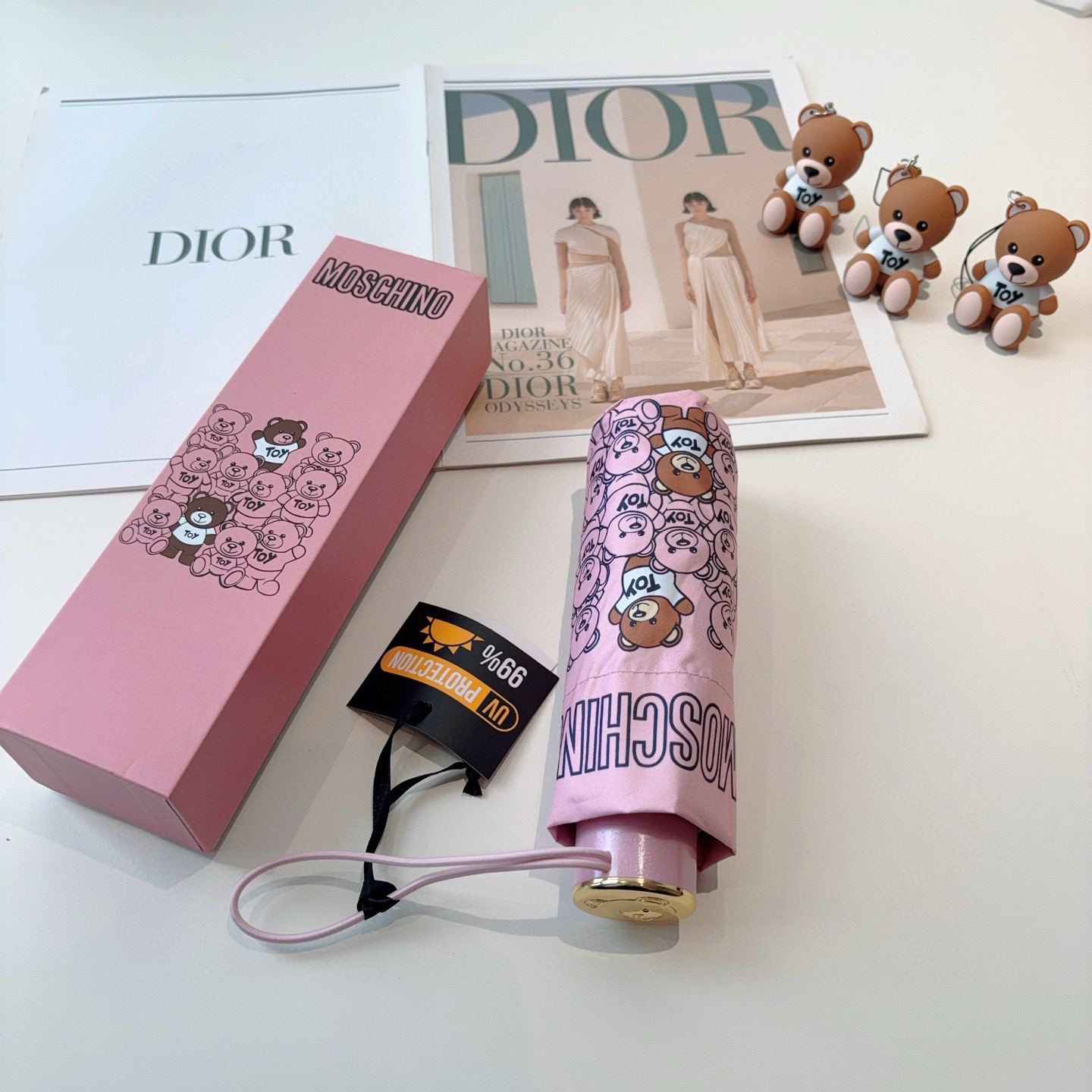  Moschino（莫斯奇诺）五折手开伞设计师Franco Moschino以自己的名字命名的一个意大利