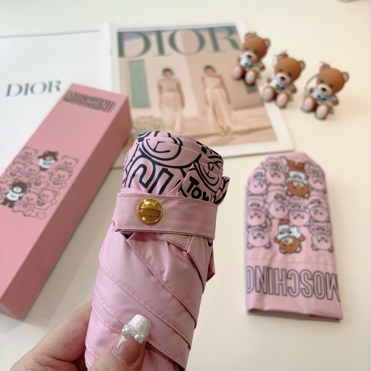  Moschino（莫斯奇诺）五折手开伞设计师Franco Moschino以自己的名字命名的一个意大利