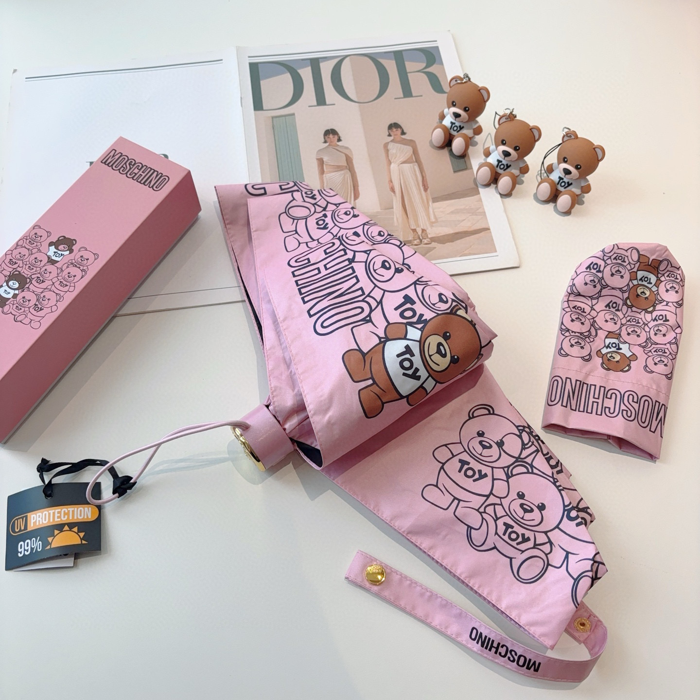  Moschino（莫斯奇诺）五折手开伞设计师Franco Moschino以自己的名字命名的一个意大利