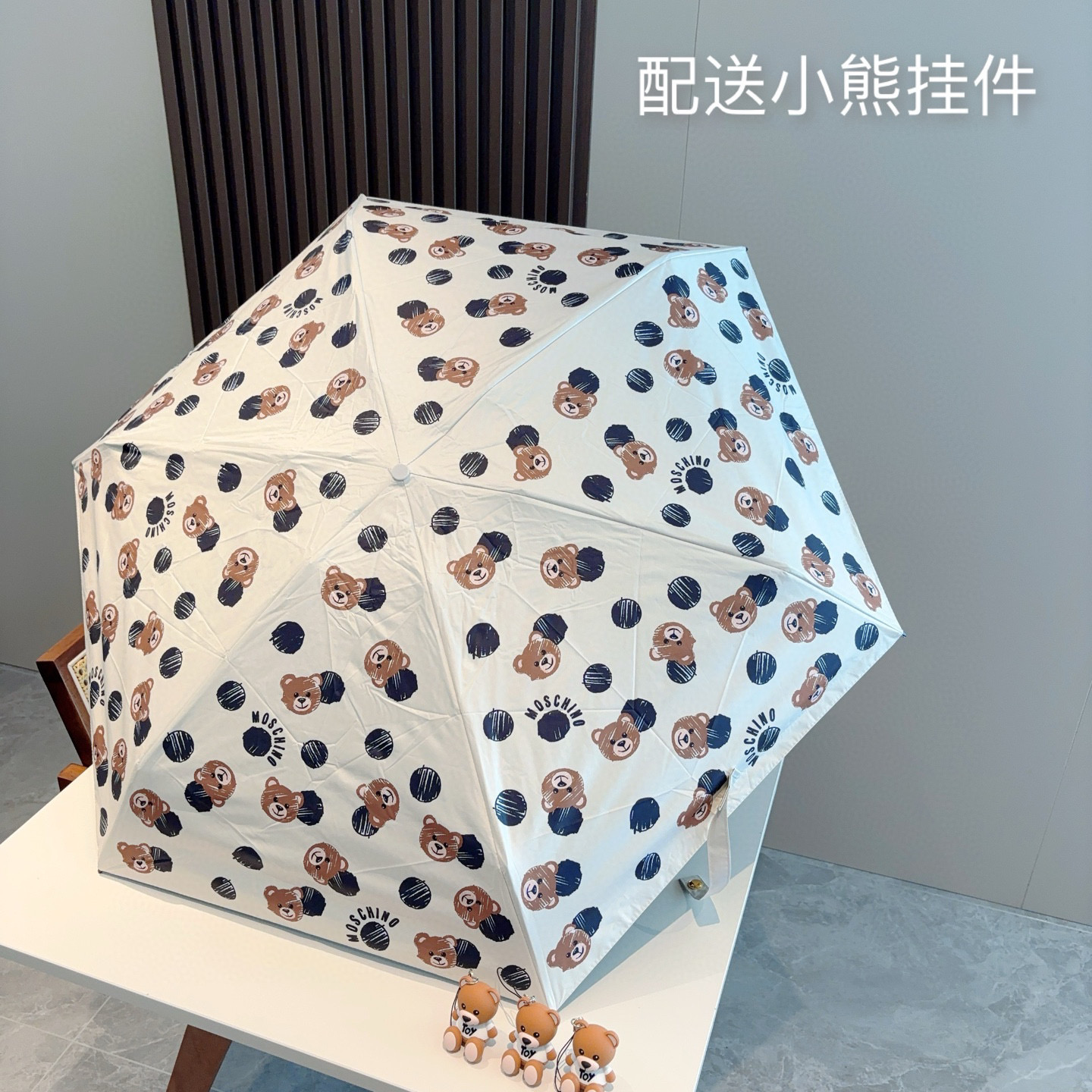  Moschino（莫斯奇诺）五折手开伞设计师Franco Moschino以自己的名字命名的一个意大利