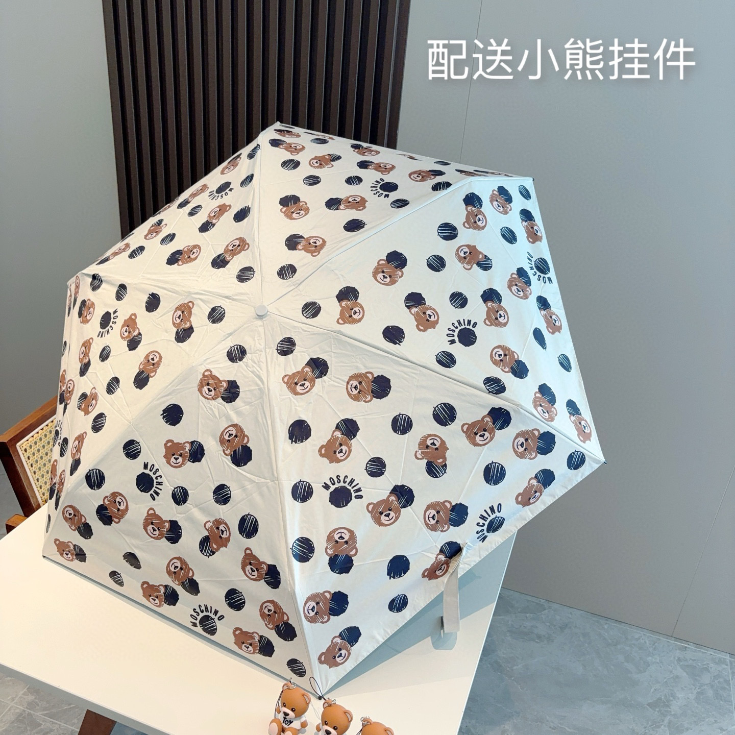  Moschino（莫斯奇诺）五折手开伞设计师Franco Moschino以自己的名字命名的一个意大利