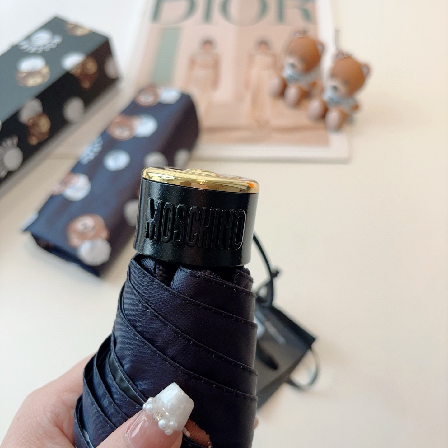  Moschino（莫斯奇诺）五折手开伞设计师Franco Moschino以自己的名字命名的一个意大利