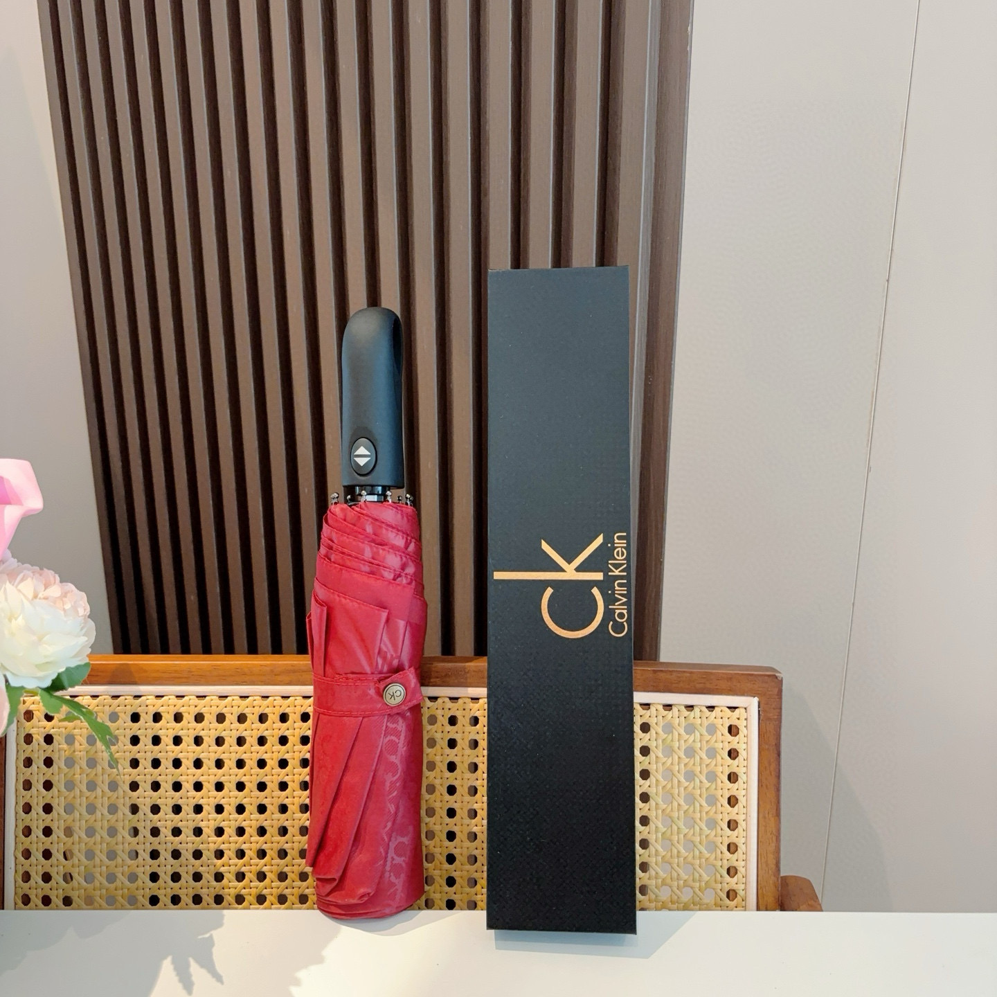  CK 新款 暗纹字母 三折手开折叠晴雨伞 做工精细 气质 时尚 炒鸡好看！防紫外线 人手必备 ！配礼盒