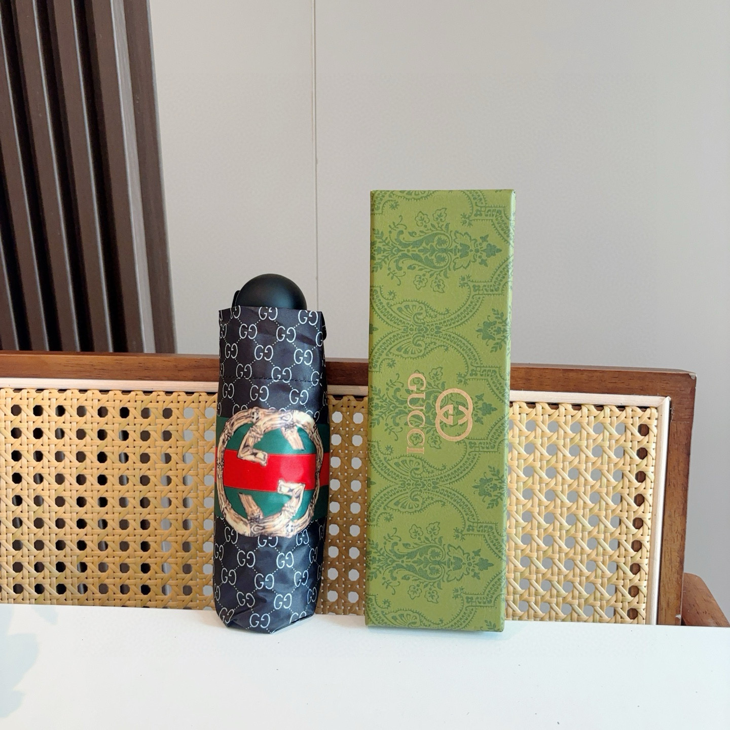  GUCCI古奇 新款 五折伞 热卖款 时尚指数爆表 不论晴天雨天使用都相得益彰 拥有它感受风从身体经过