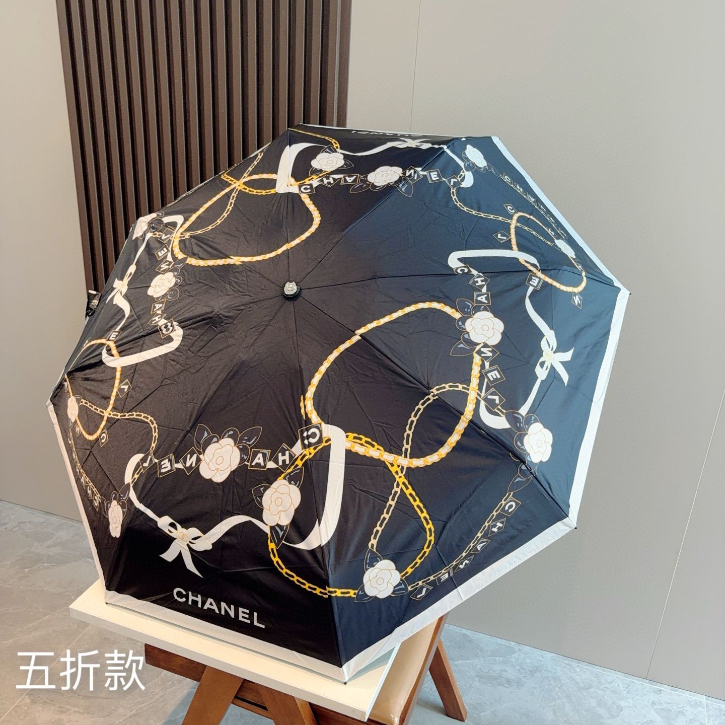  CHANEL（香奈儿）五折手开折叠晴雨伞 集合香奈儿灵魂LOGO为一体的设计风格高雅奢华 带在身上带来