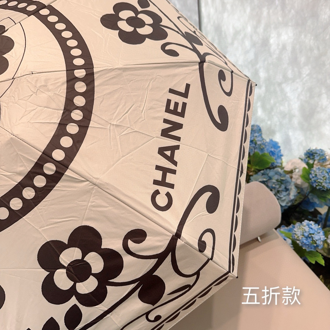  CHANEL（香奈儿）五折手开折叠晴雨伞 集合香奈儿灵魂LOGO为一体的设计风格高雅奢华 带在身上带来