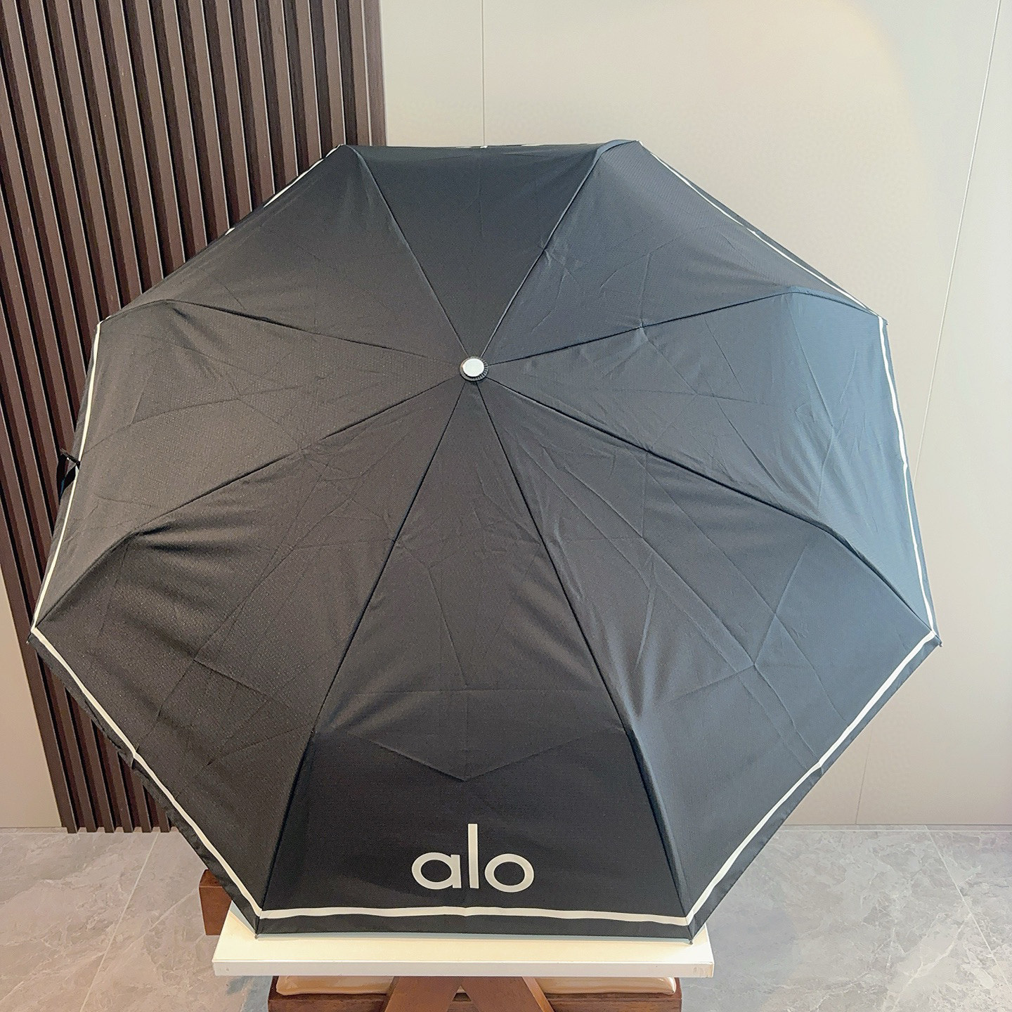  AIO  三折自动折叠晴雨伞 灵魂LOGO为一体的设计风格高雅奢华 带在身上带来独特视觉效果  为伞而