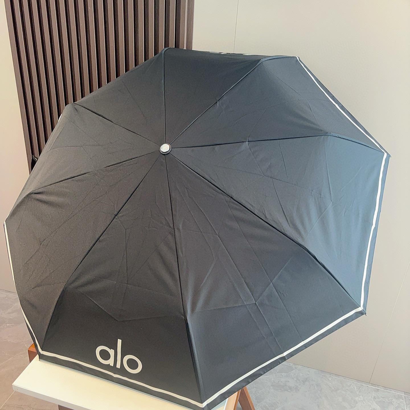  AIO  三折自动折叠晴雨伞 灵魂LOGO为一体的设计风格高雅奢华 带在身上带来独特视觉效果  为伞而