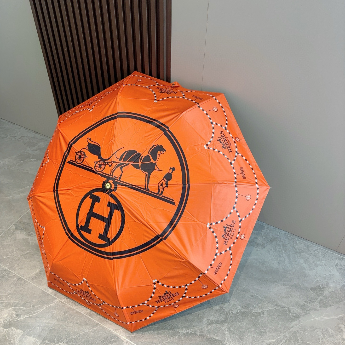     爱马仕（Hermès） 极品H家三折自动伞重磅呈现 以其精湛的工艺技术和源源不断的想像力 新涂层
