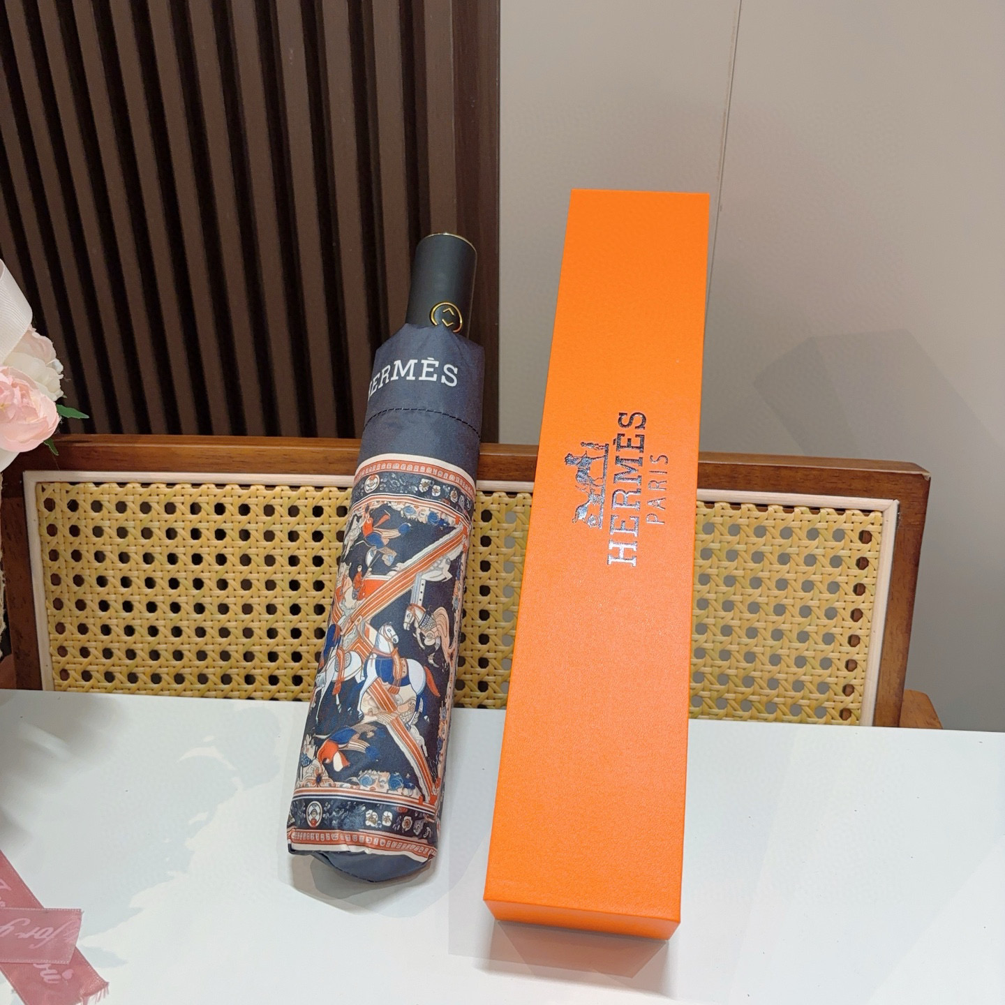     爱马仕（Hermès） 极品H家三折自动伞重磅呈现 以其精湛的工艺技术和源源不断的想像力 新涂层