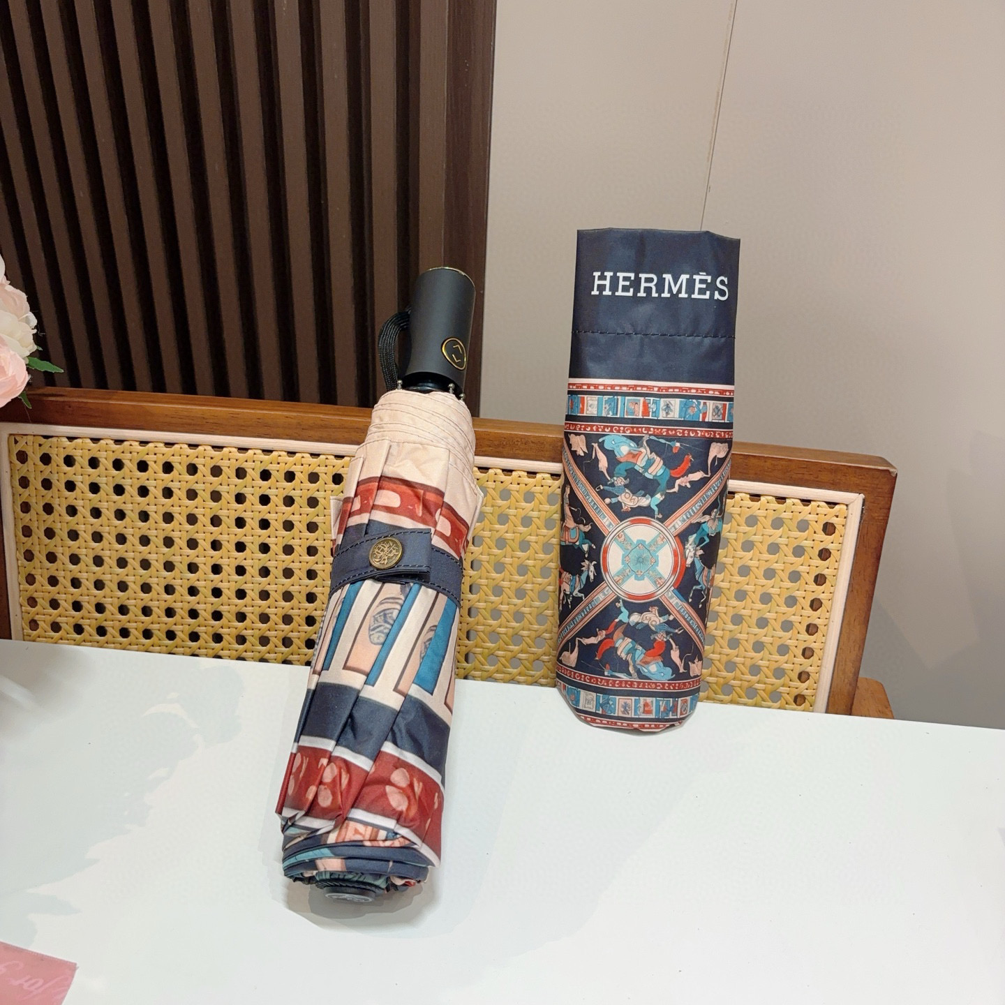     爱马仕（Hermès） 极品H家三折自动伞重磅呈现 以其精湛的工艺技术和源源不断的想像力 新涂层