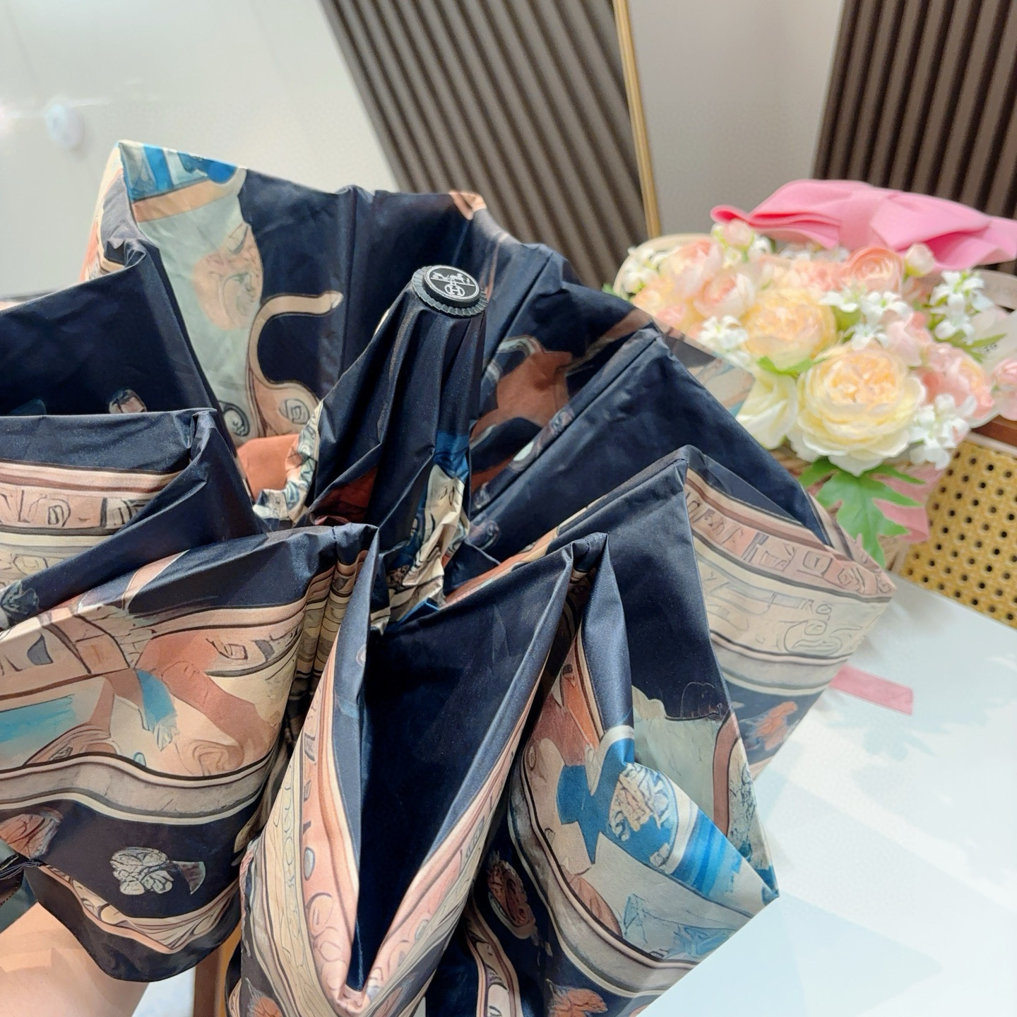     爱马仕（Hermès） 极品H家三折自动伞重磅呈现 以其精湛的工艺技术和源源不断的想像力 新涂层