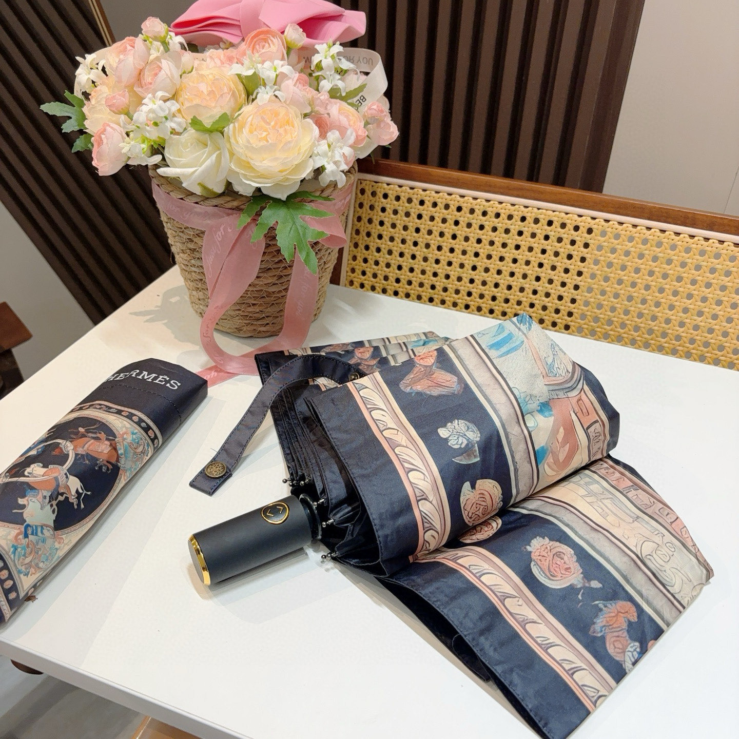     爱马仕（Hermès） 极品H家三折自动伞重磅呈现 以其精湛的工艺技术和源源不断的想像力 新涂层