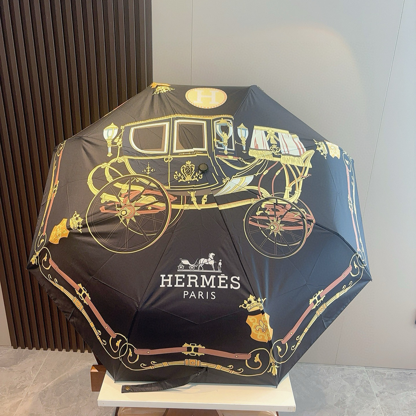    爱马仕（Hermès） 极品H家三折自动伞重磅呈现 以其精湛的工艺技术和源源不断的想像力 新涂层