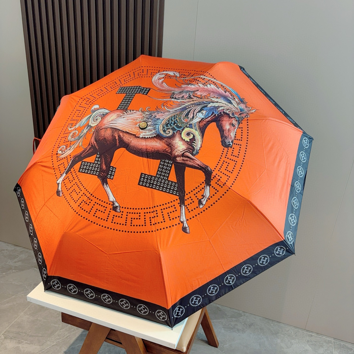     爱马仕（Hermès） 极品H家三折自动伞重磅呈现 以其精湛的工艺技术和源源不断的想像力 新涂层