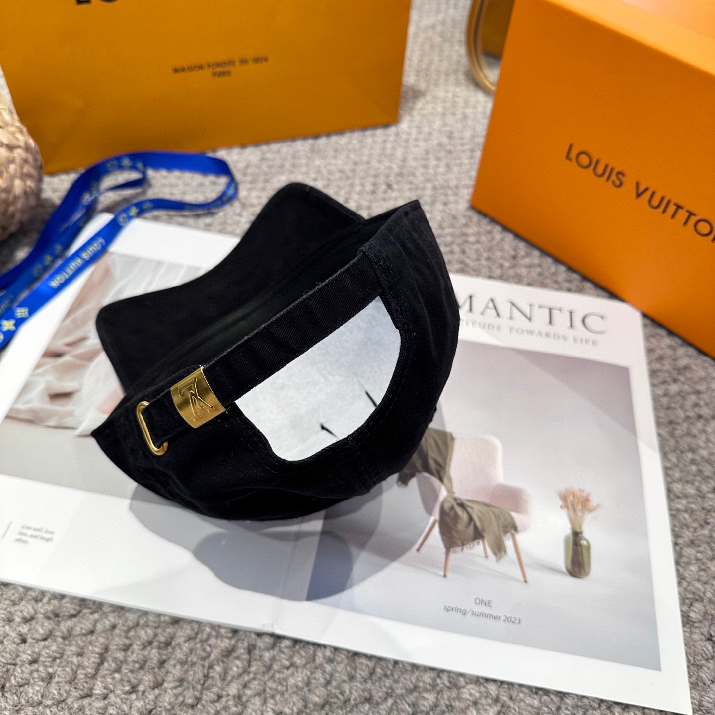 🧢路易威登棒球帽 LouisVuitton😍新款刺绣LV棒球帽，重工打造♥️高端大气，百搭款🤗男女通用！