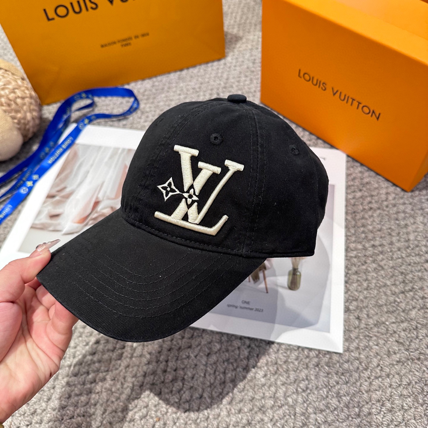 🧢路易威登棒球帽 LouisVuitton😍新款刺绣LV棒球帽，重工打造♥️高端大气，百搭款🤗男女通用！