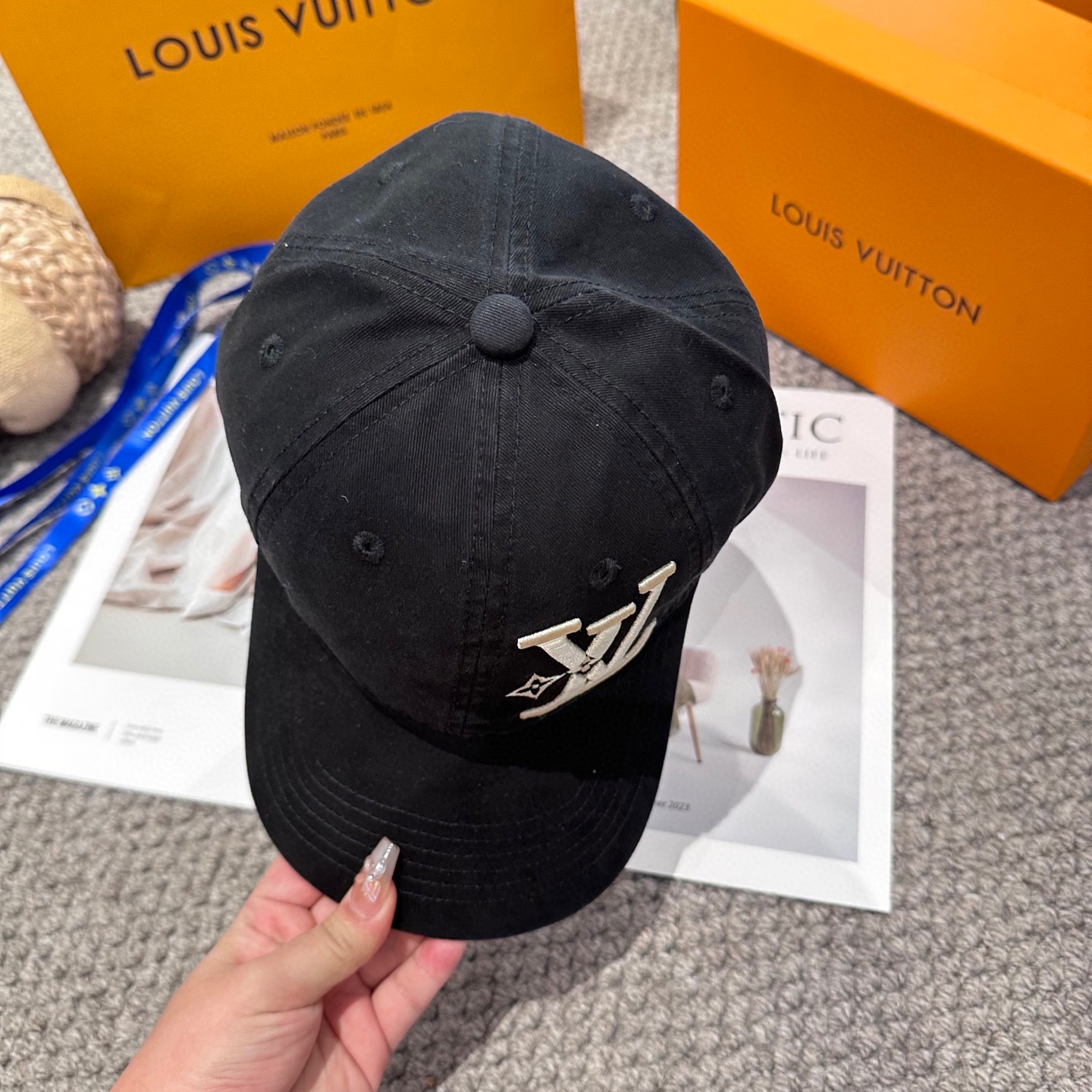 🧢路易威登棒球帽 LouisVuitton😍新款刺绣LV棒球帽，重工打造♥️高端大气，百搭款🤗男女通用！