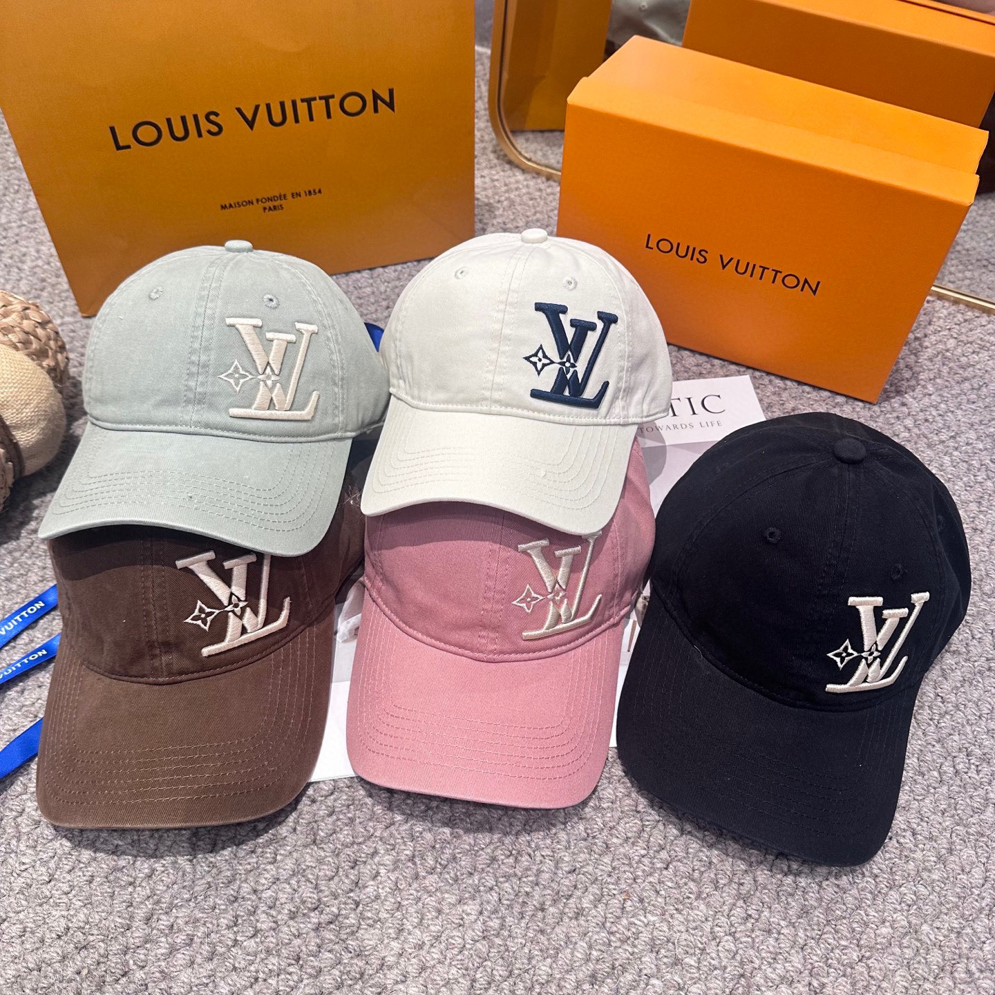🧢路易威登棒球帽 LouisVuitton😍新款刺绣LV棒球帽，重工打造♥️高端大气，百搭款🤗男女通用！