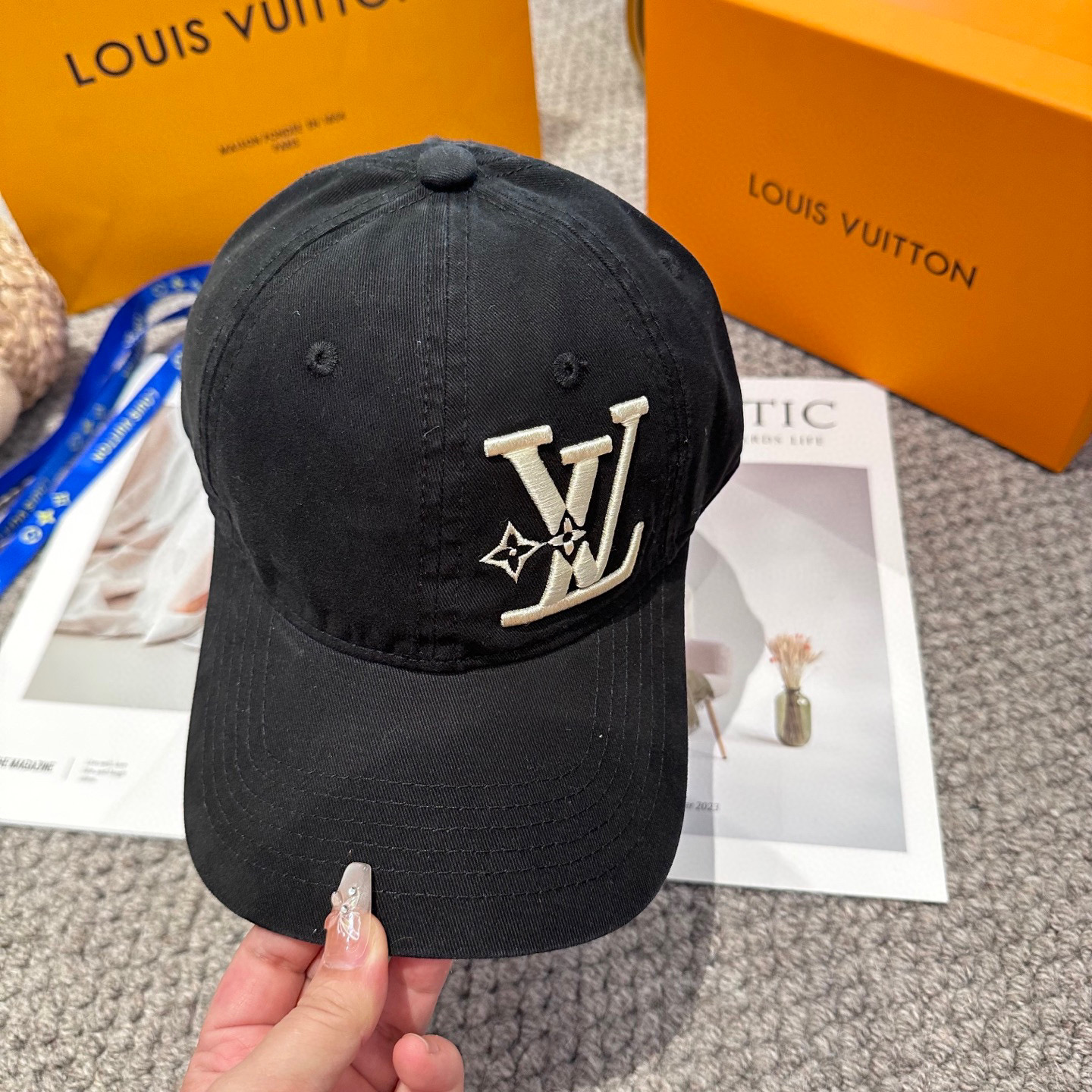 🧢路易威登棒球帽 LouisVuitton😍新款刺绣LV棒球帽，重工打造♥️高端大气，百搭款🤗男女通用！