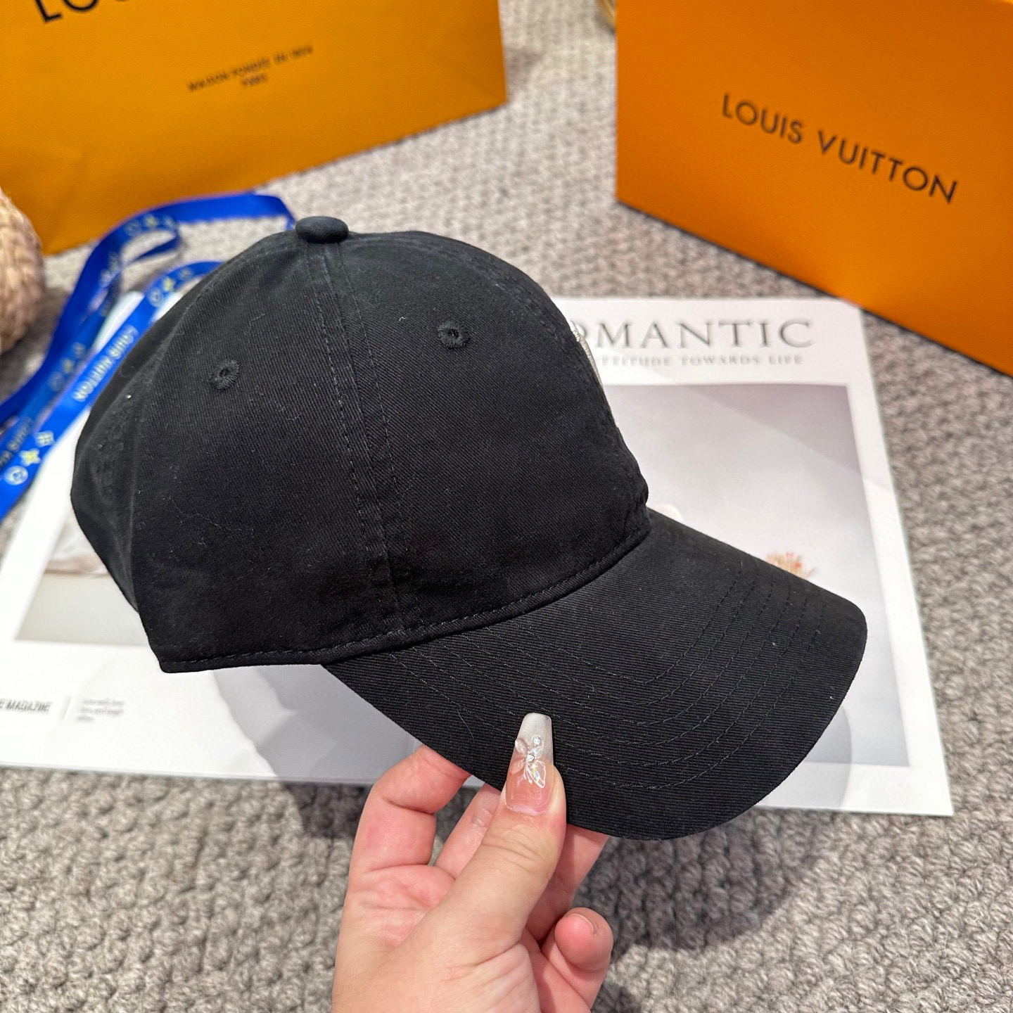 🧢路易威登棒球帽 LouisVuitton😍新款刺绣LV棒球帽，重工打造♥️高端大气，百搭款🤗男女通用！