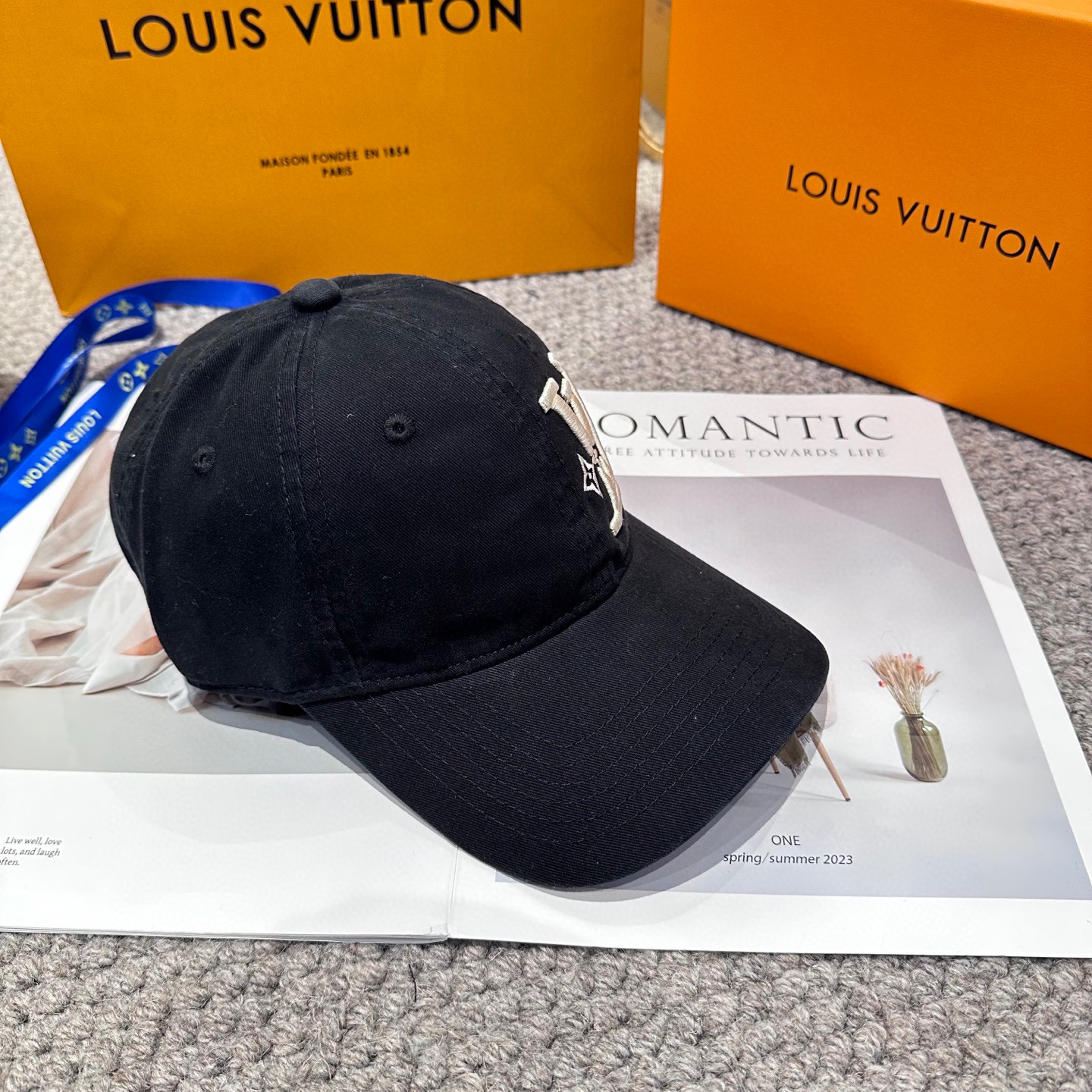 🧢路易威登棒球帽 LouisVuitton😍新款刺绣LV棒球帽，重工打造♥️高端大气，百搭款🤗男女通用！