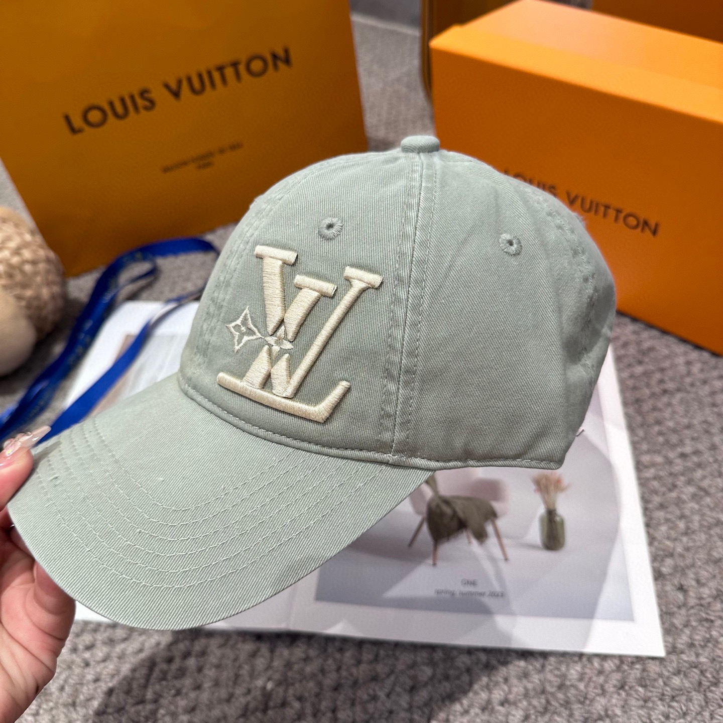🧢路易威登棒球帽 LouisVuitton😍新款刺绣LV棒球帽，重工打造♥️高端大气，百搭款🤗男女通用！