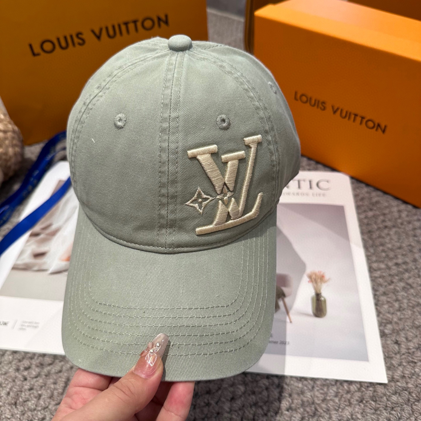 🧢路易威登棒球帽 LouisVuitton😍新款刺绣LV棒球帽，重工打造♥️高端大气，百搭款🤗男女通用！