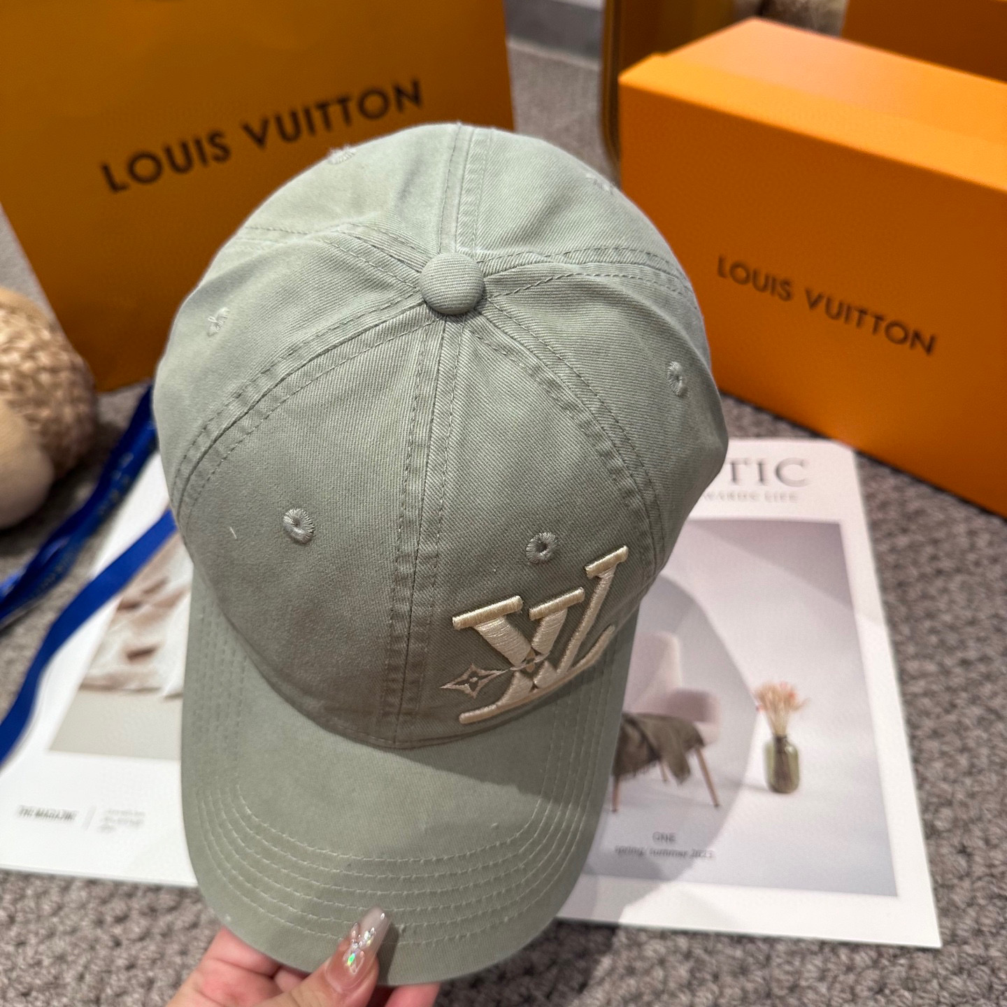 🧢路易威登棒球帽 LouisVuitton😍新款刺绣LV棒球帽，重工打造♥️高端大气，百搭款🤗男女通用！
