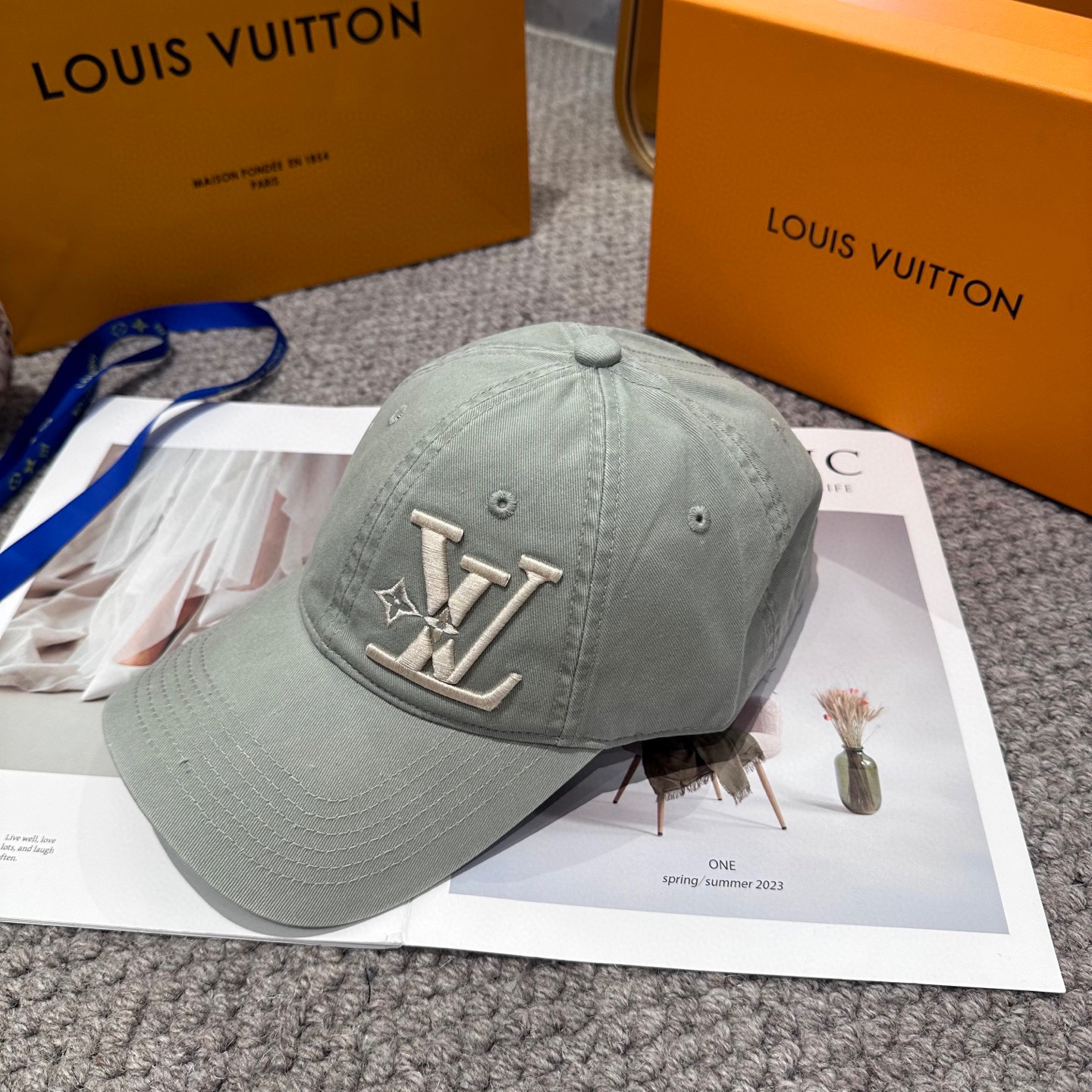 🧢路易威登棒球帽 LouisVuitton😍新款刺绣LV棒球帽，重工打造♥️高端大气，百搭款🤗男女通用！