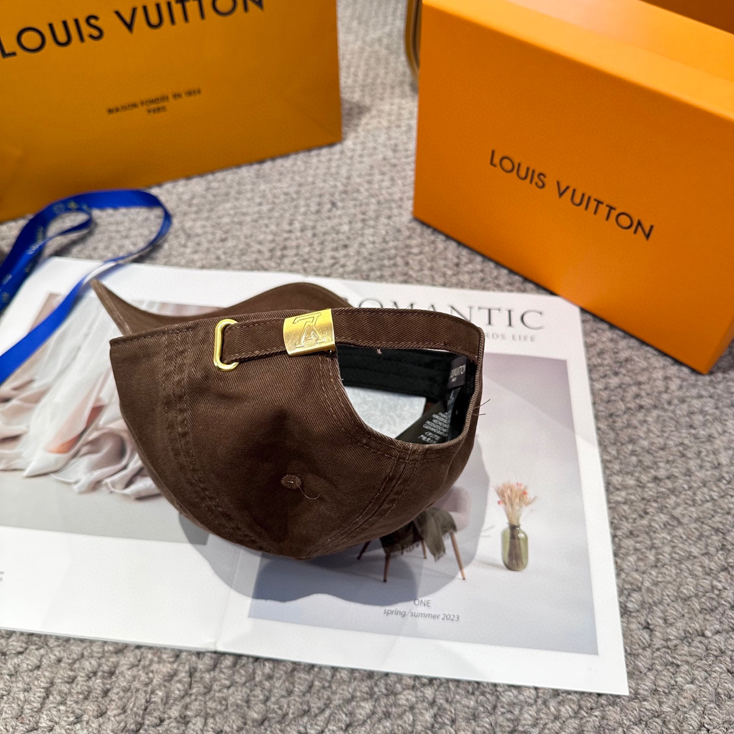 🧢路易威登棒球帽 LouisVuitton😍新款刺绣LV棒球帽，重工打造♥️高端大气，百搭款🤗男女通用！