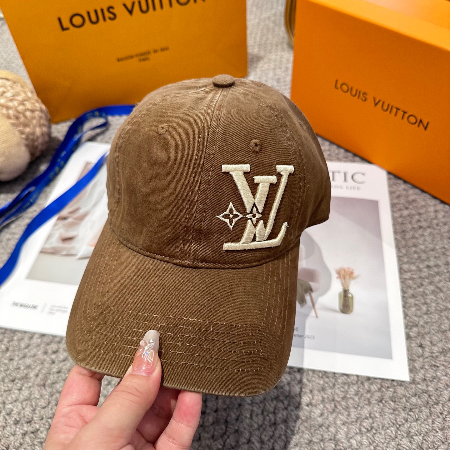 🧢路易威登棒球帽 LouisVuitton😍新款刺绣LV棒球帽，重工打造♥️高端大气，百搭款🤗男女通用！