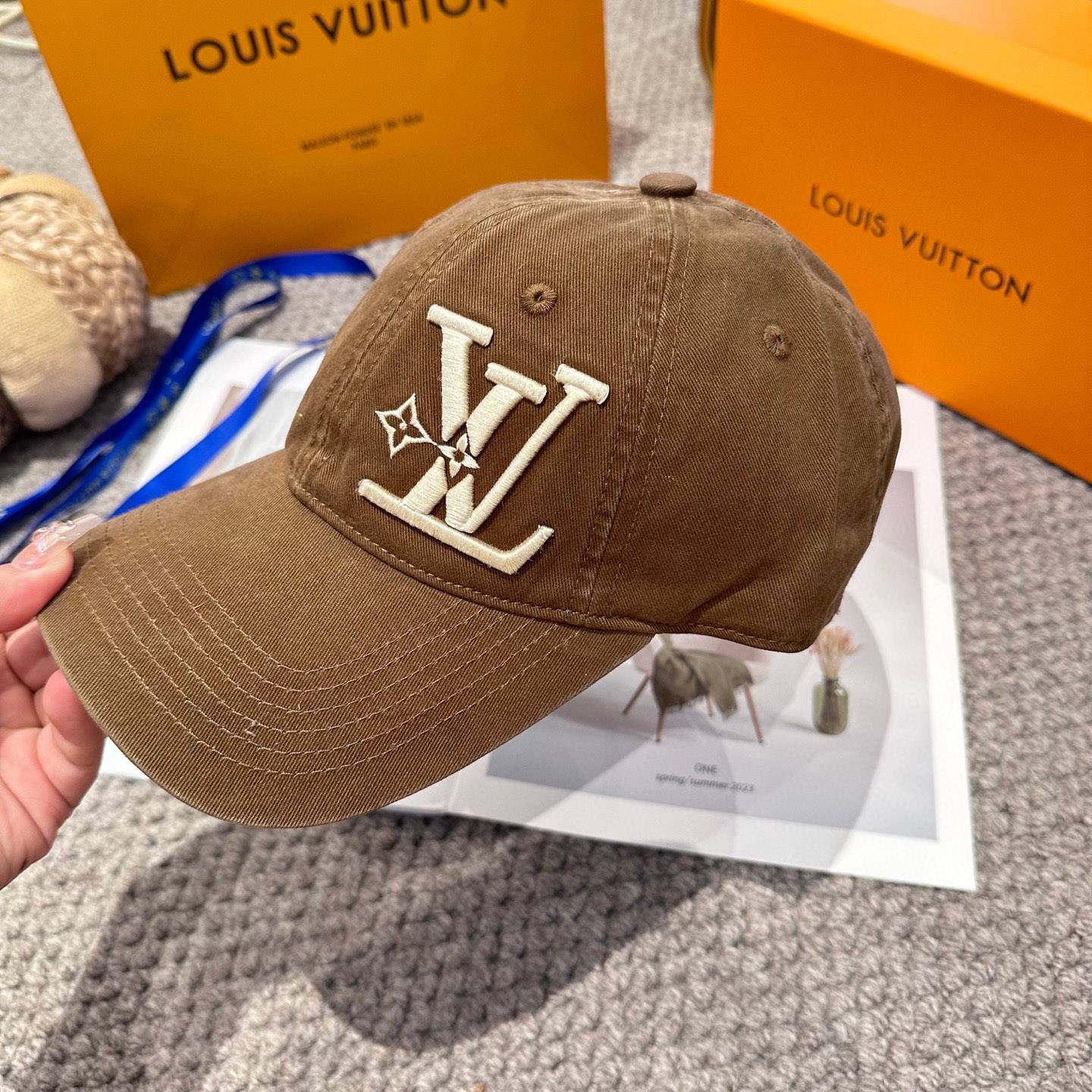 🧢路易威登棒球帽 LouisVuitton😍新款刺绣LV棒球帽，重工打造♥️高端大气，百搭款🤗男女通用！