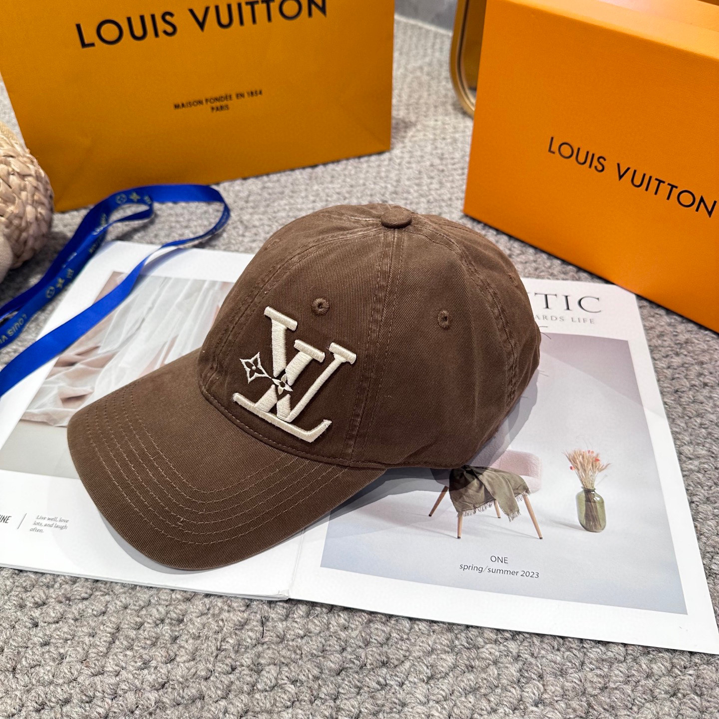 🧢路易威登棒球帽 LouisVuitton😍新款刺绣LV棒球帽，重工打造♥️高端大气，百搭款🤗男女通用！