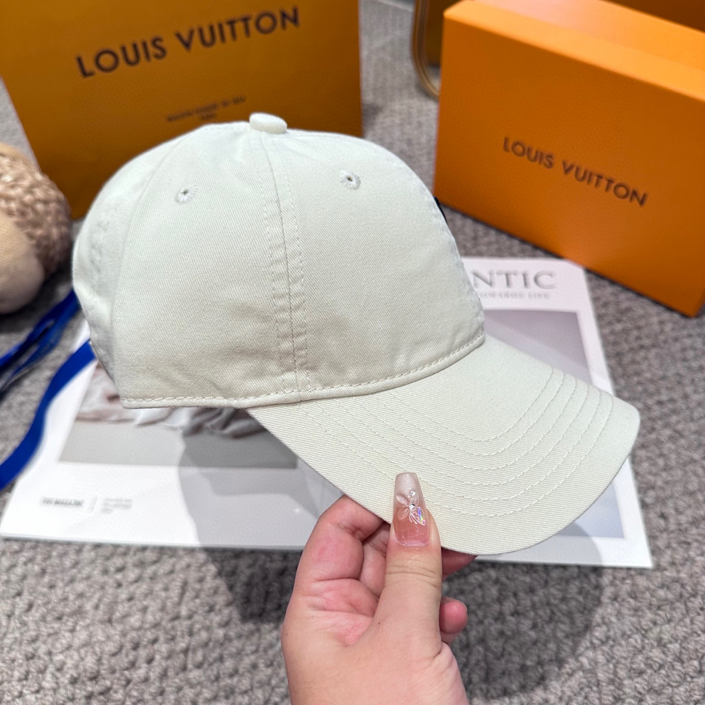 🧢路易威登棒球帽 LouisVuitton😍新款刺绣LV棒球帽，重工打造♥️高端大气，百搭款🤗男女通用！